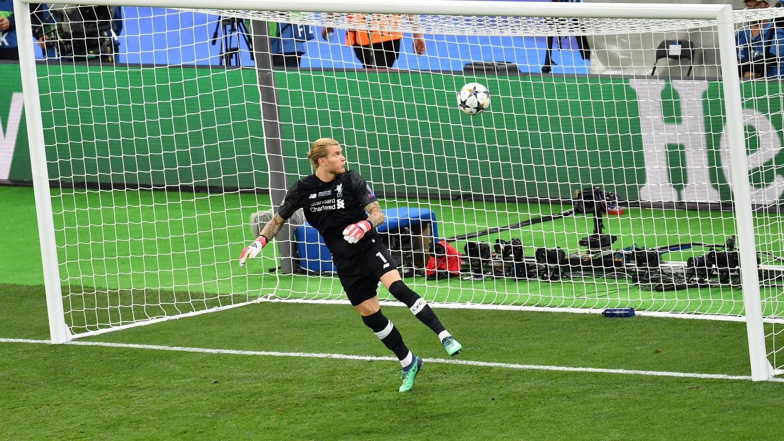 A Liverpool kapusa bevédte Gareth Bale lövését, így csapata 3-1-re kapott ki Fotó: AFP/Sergei Supinsky