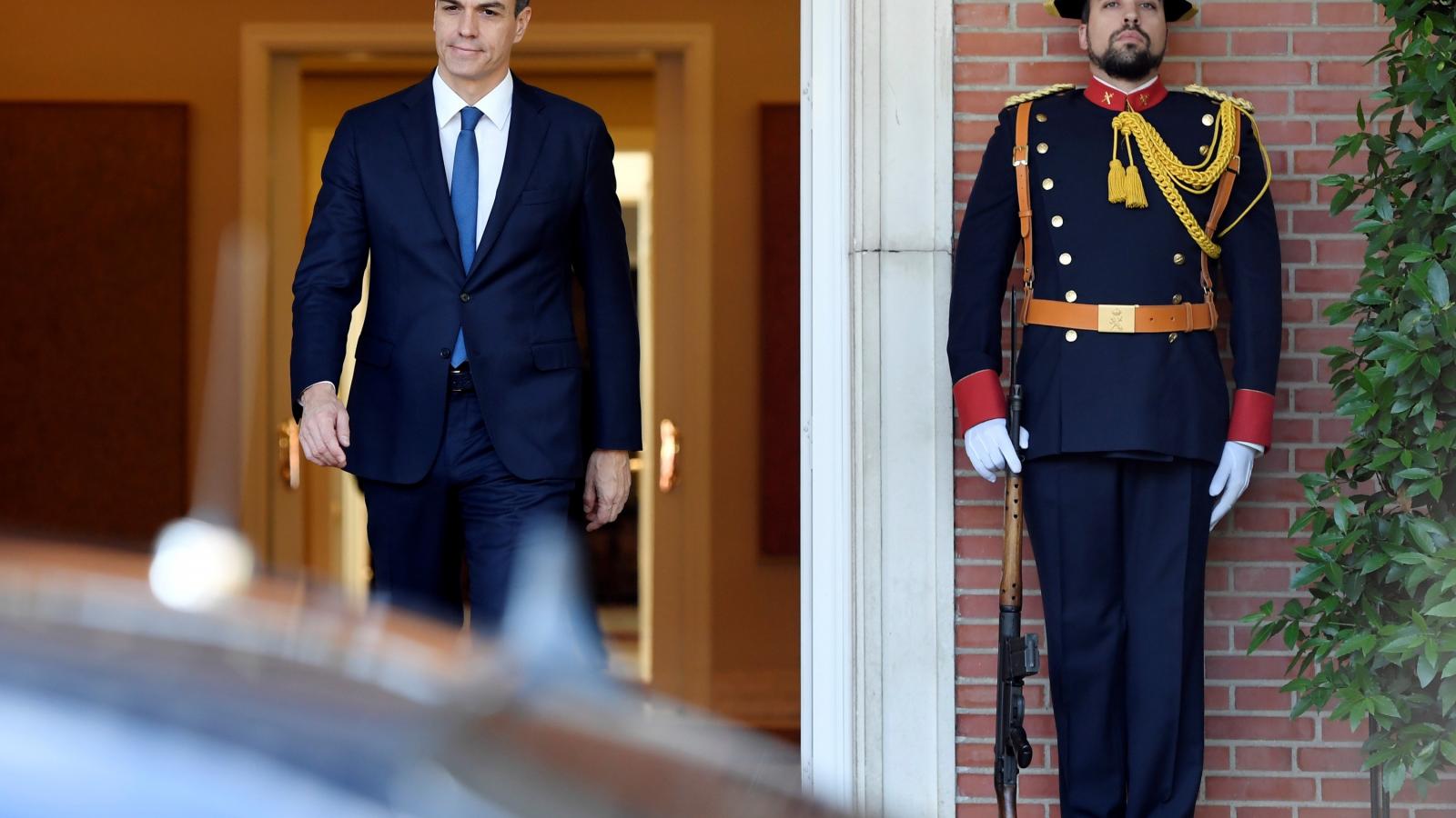 Pedro Sánchez, az új spanyol miniszterelnök (balra). Fotó: GABRIEL BOUYS / AFP