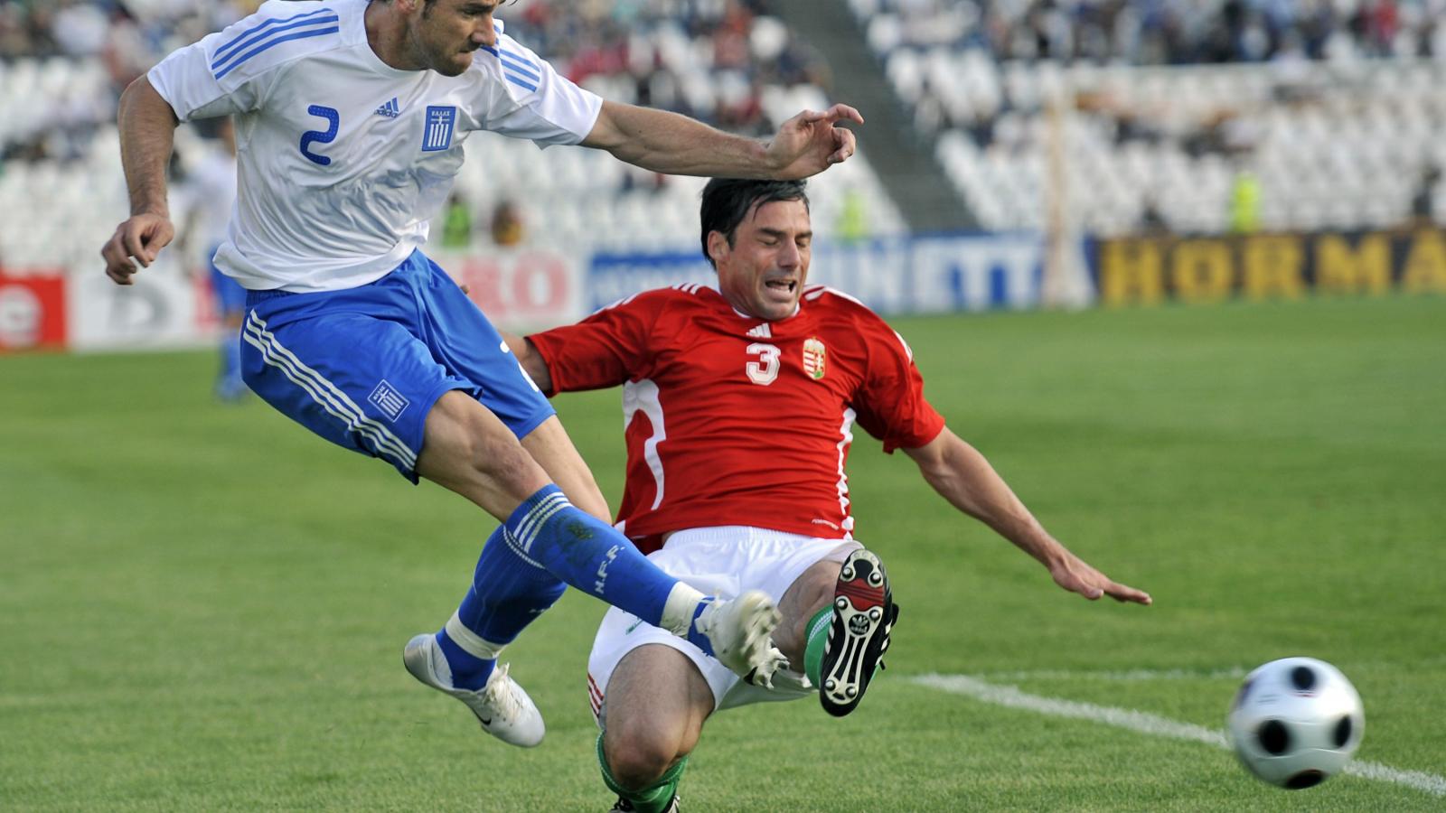 A görög Georgios Seitaridis és Lőw Zsolt a Puskás Stadionban 2008. május 24-én az UEFA Euro 2008-as bemelegítő barátságos labdar