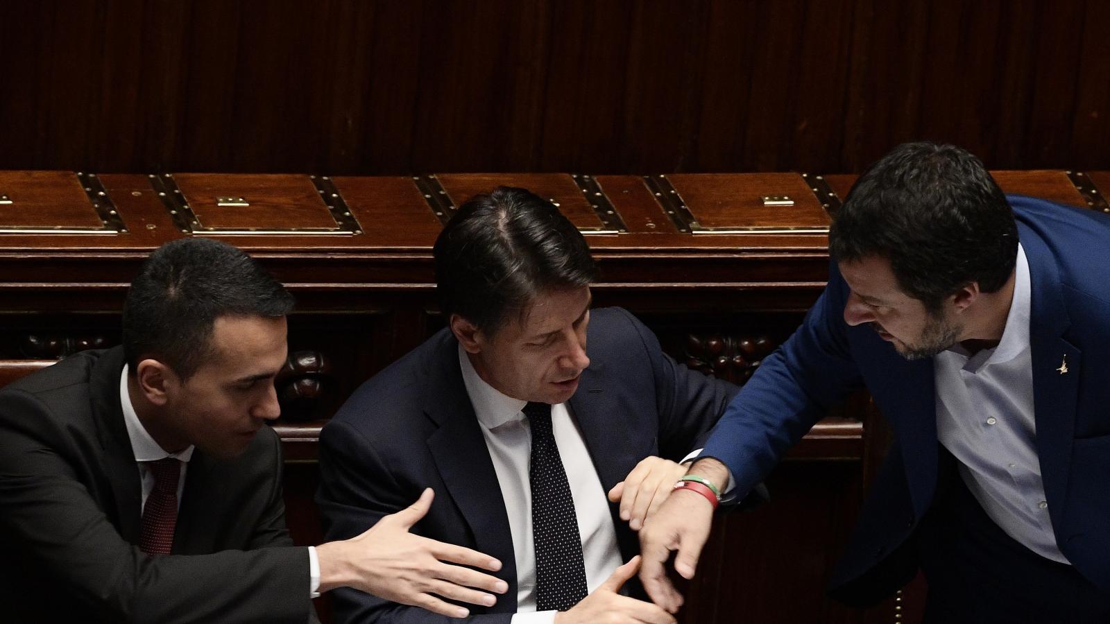 GIUSEPPE CONTE Az új kormányfő Di Maio (balra) és Salvini (jobbra)
találmánya FOTÓ: AFP/FILIPPO MONTEFORTE