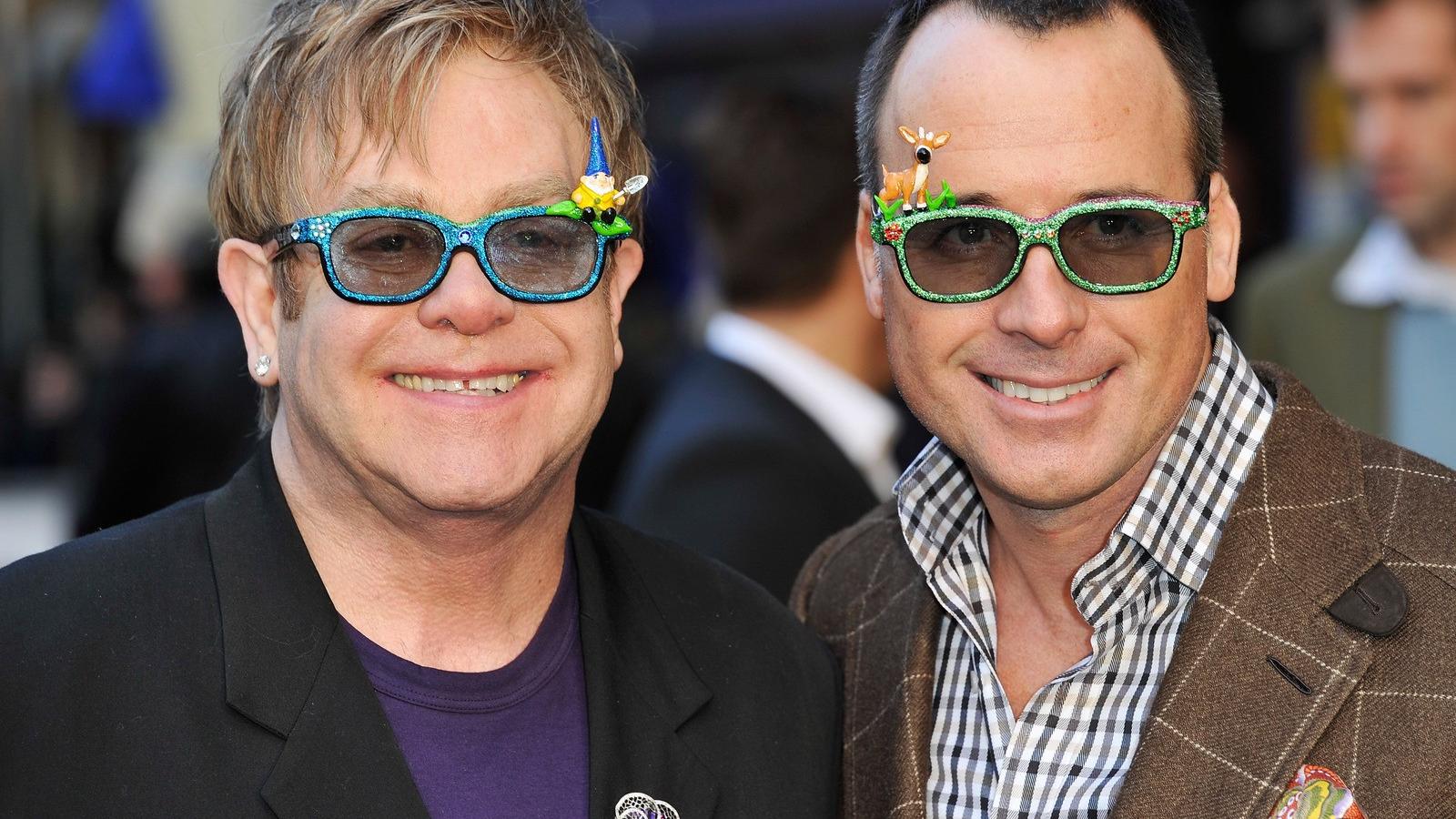 Elton John (b) és David Furnish húsz éve társak a magánéletben. Hisznek benne, hogy személyes példamutatásuk segített csökkenten