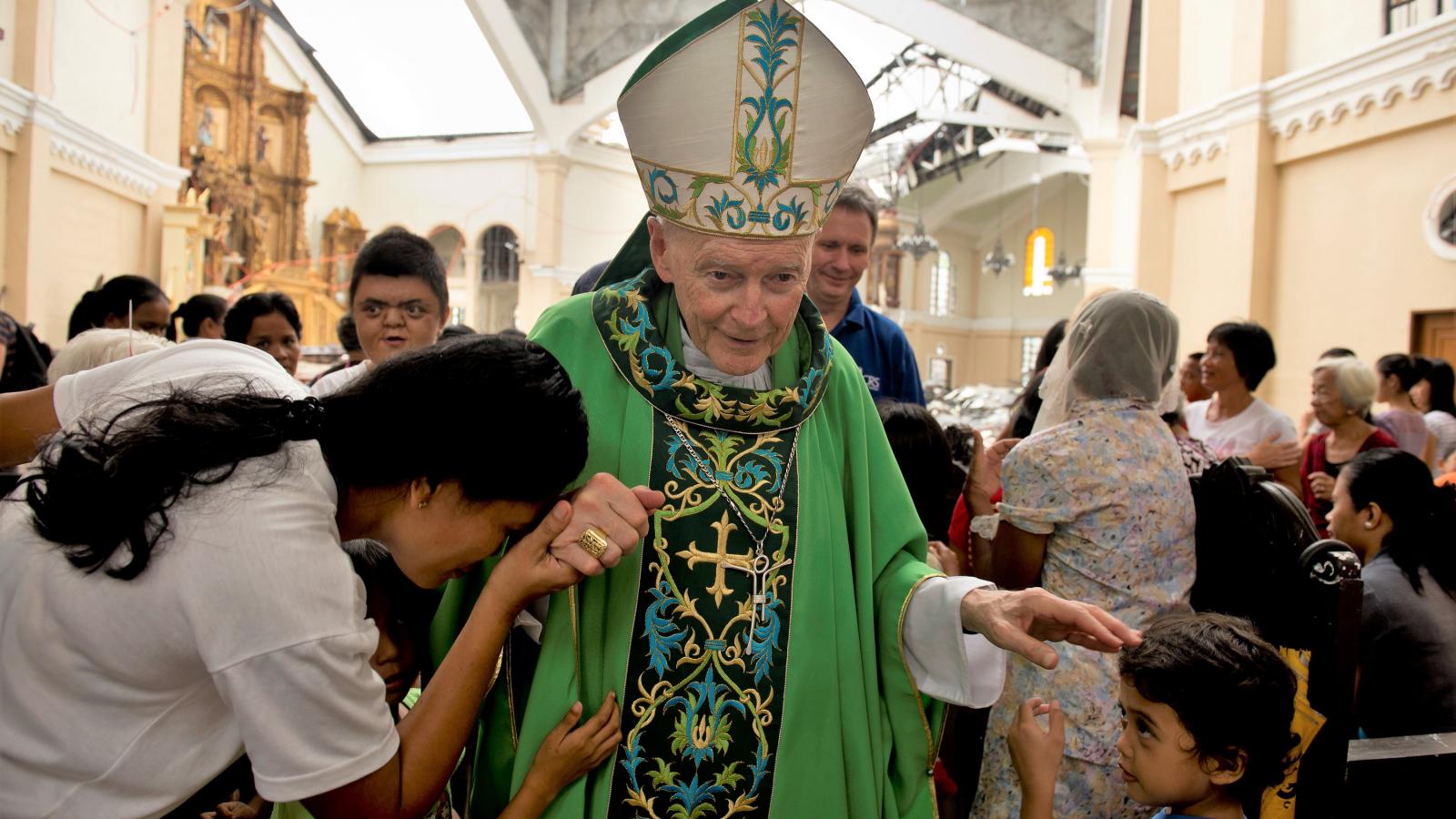 Theodor McCarrick, még 2013-ban. A korábbi érsek megáldotta egy tájfunban elpusztult fülöp-szigeteki templom híveit Fotó: Odd An