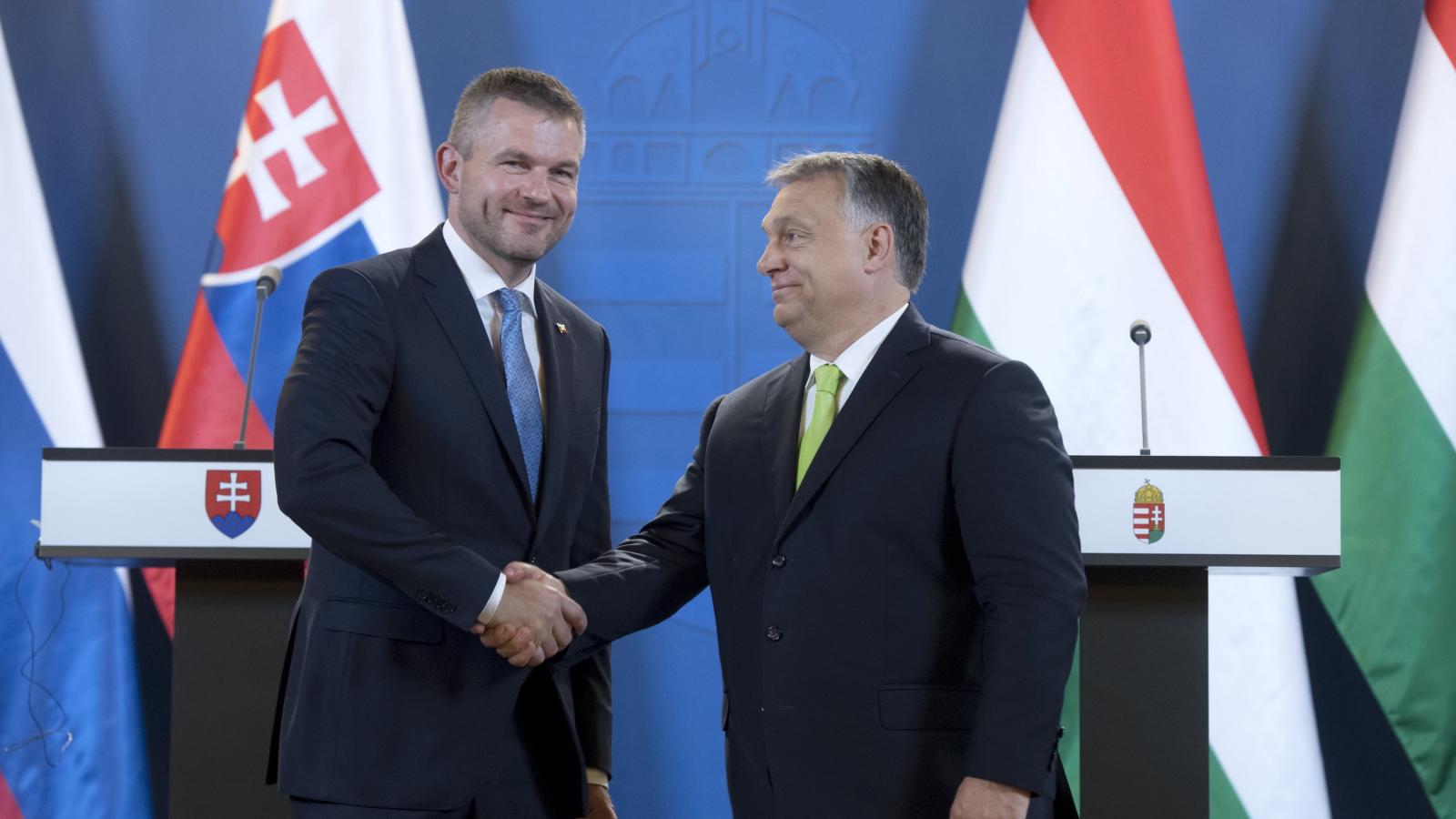 Orbán Viktor miniszterelnök és Peter Pellegrini szlovák kormányfő kezet fog a találkozójukat követően tartott sajtótájékoztató v