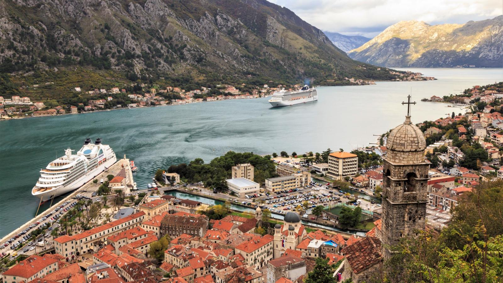 A templom, a régi város, a Szent János-hegy falai, Kotor, az UNESCO Világörökség része, Montenegróben - Fotó: Eleanor Scriven / 