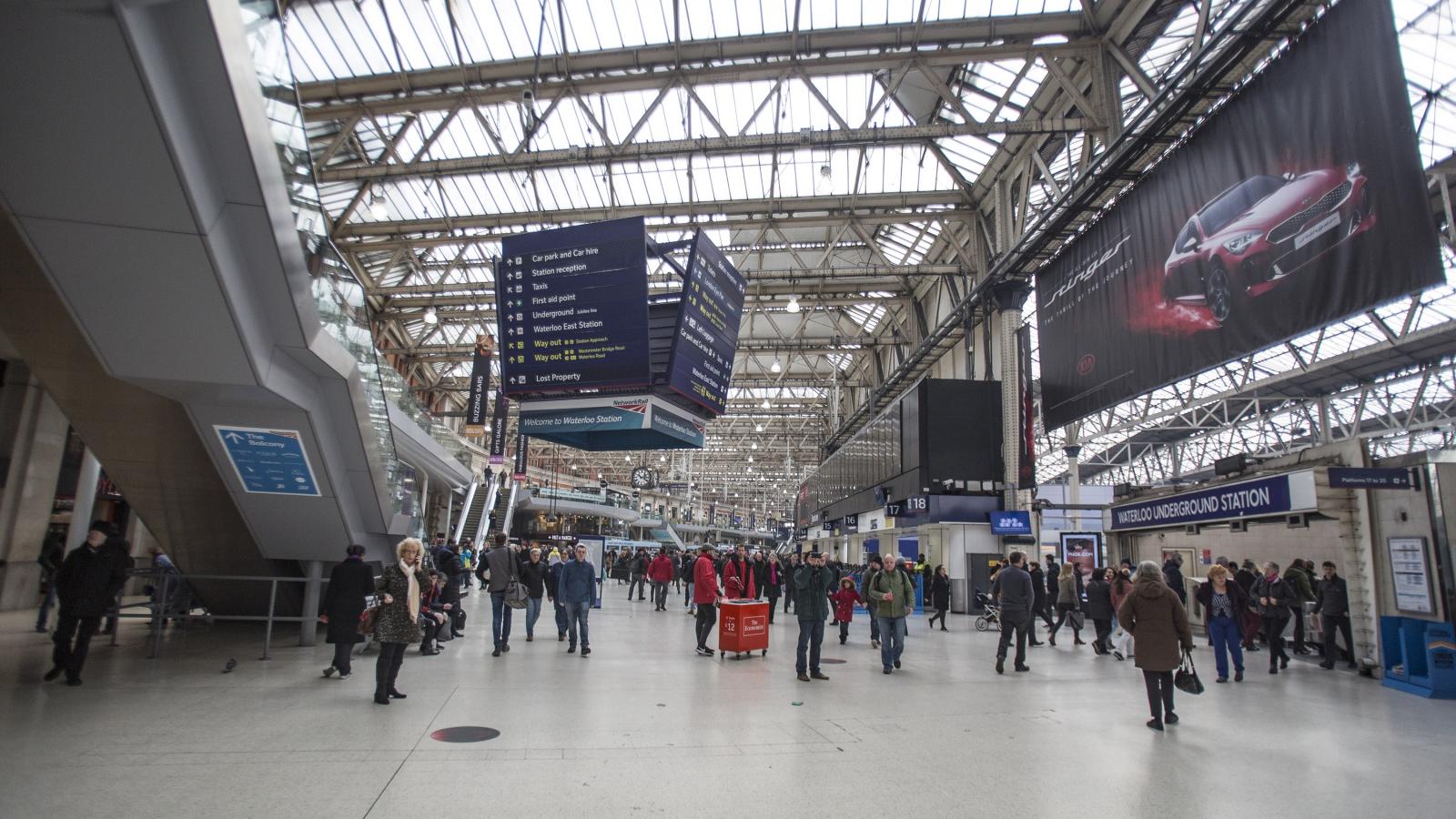 2019-ben is tömegével hagyják el az országot a biztos megélhetést kereső fiatalok - London, Waterloo állomás - AFP fotó