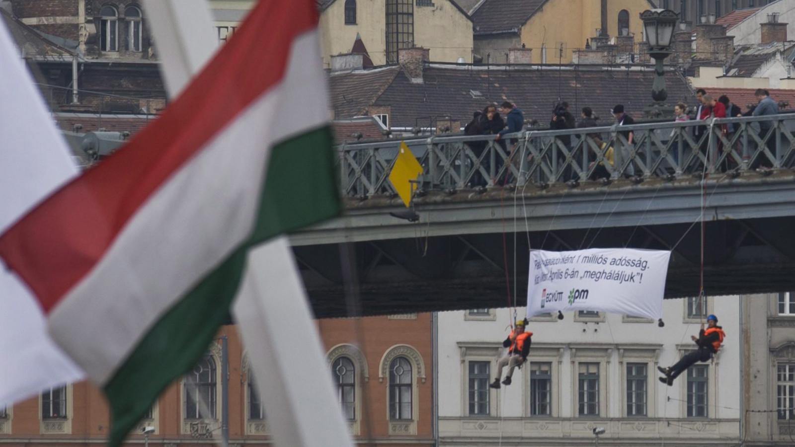 A Lánchídról lógva „köszönték meg” Orbánnak a családonként egymilliós devizahitelt az Együtt–PM politikusai FOTÓ: MTI /KALLOS BE