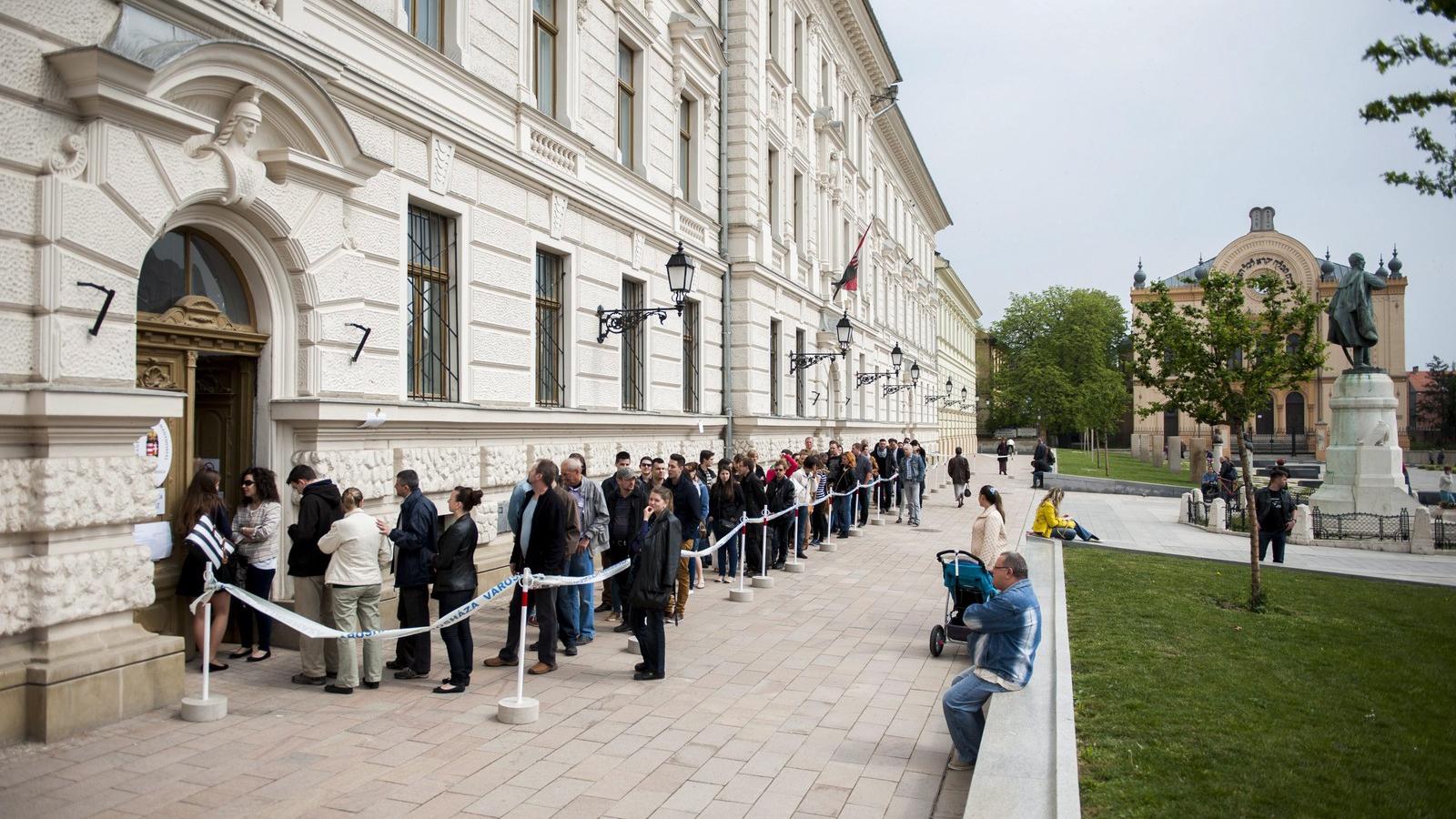 Akár egy órát is várakozhattak a szavazók a pécsi Kossuth téren a 47. számú szavazókör előtt. Fotó: Sóki Tamás/MTI