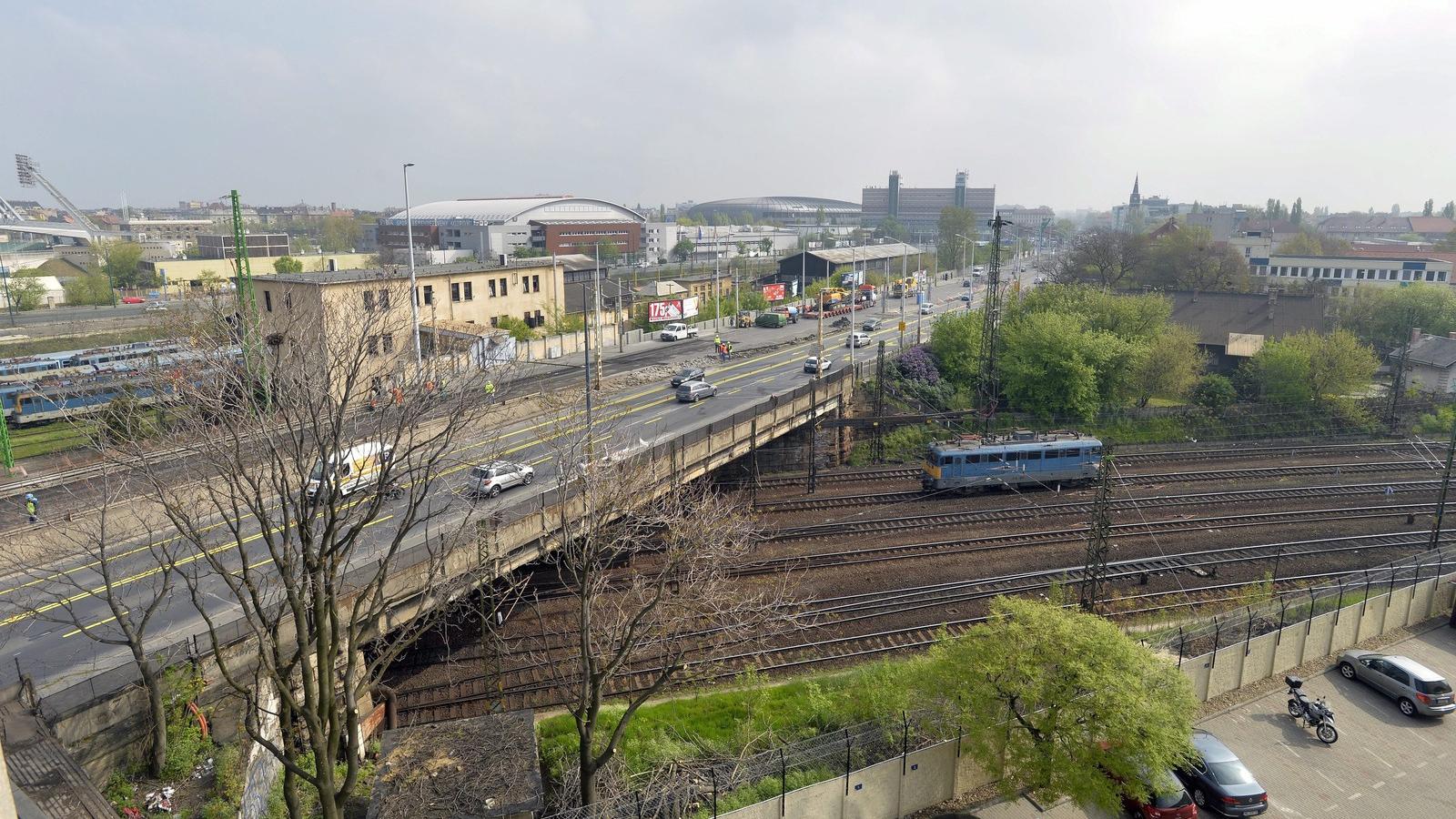 A Kerepesi út forgalmát a Keleti pályaudvar bejárati vágányai fölött átvezető, úgynevezett Százlábú híd, amelyen megkezdődött a 