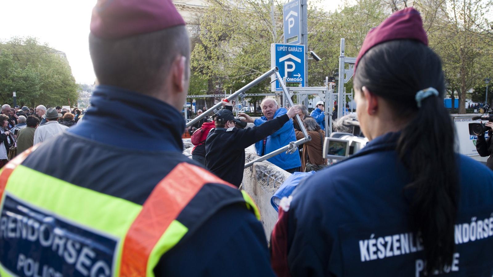 A rendőrök tegnap is végignézték a kordonbontást FOTÓ: VAJDA JÓZSEF