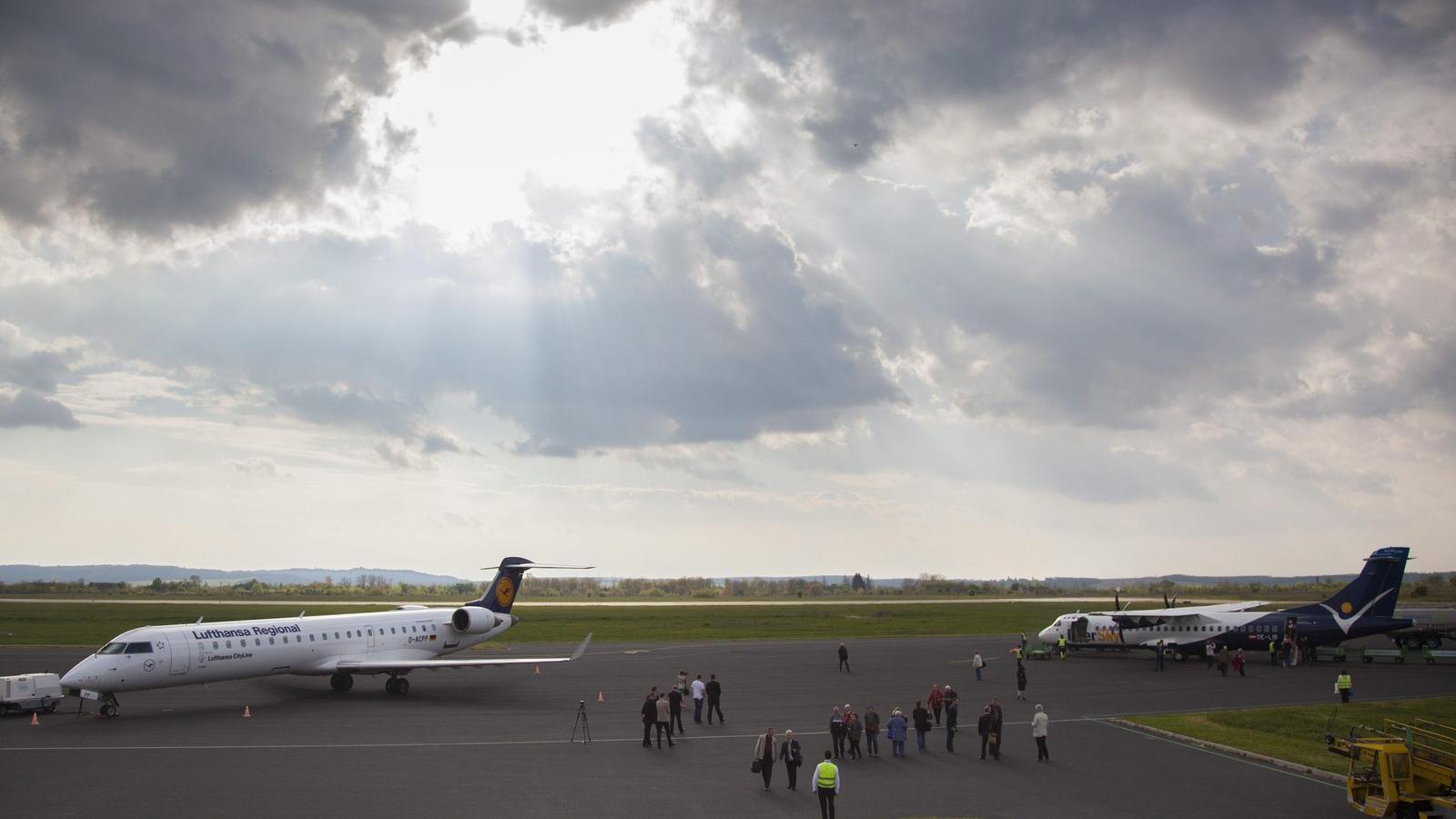 A Lufthansa Regional Frankfurtból és az InterSky légitársaság Friedrichshafenből érkező gépe sármelléki repülőtéren 2014. áprili