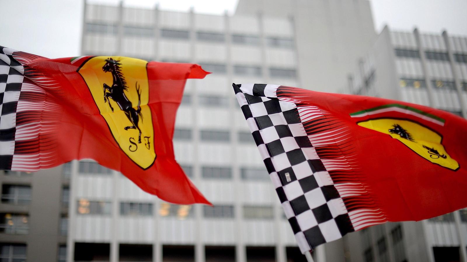 Ferrari zászlók a Grenoble-i Egyetem Kórházi Központja előtt. Fotó: Micha Will/Bongarts/Getty Images.