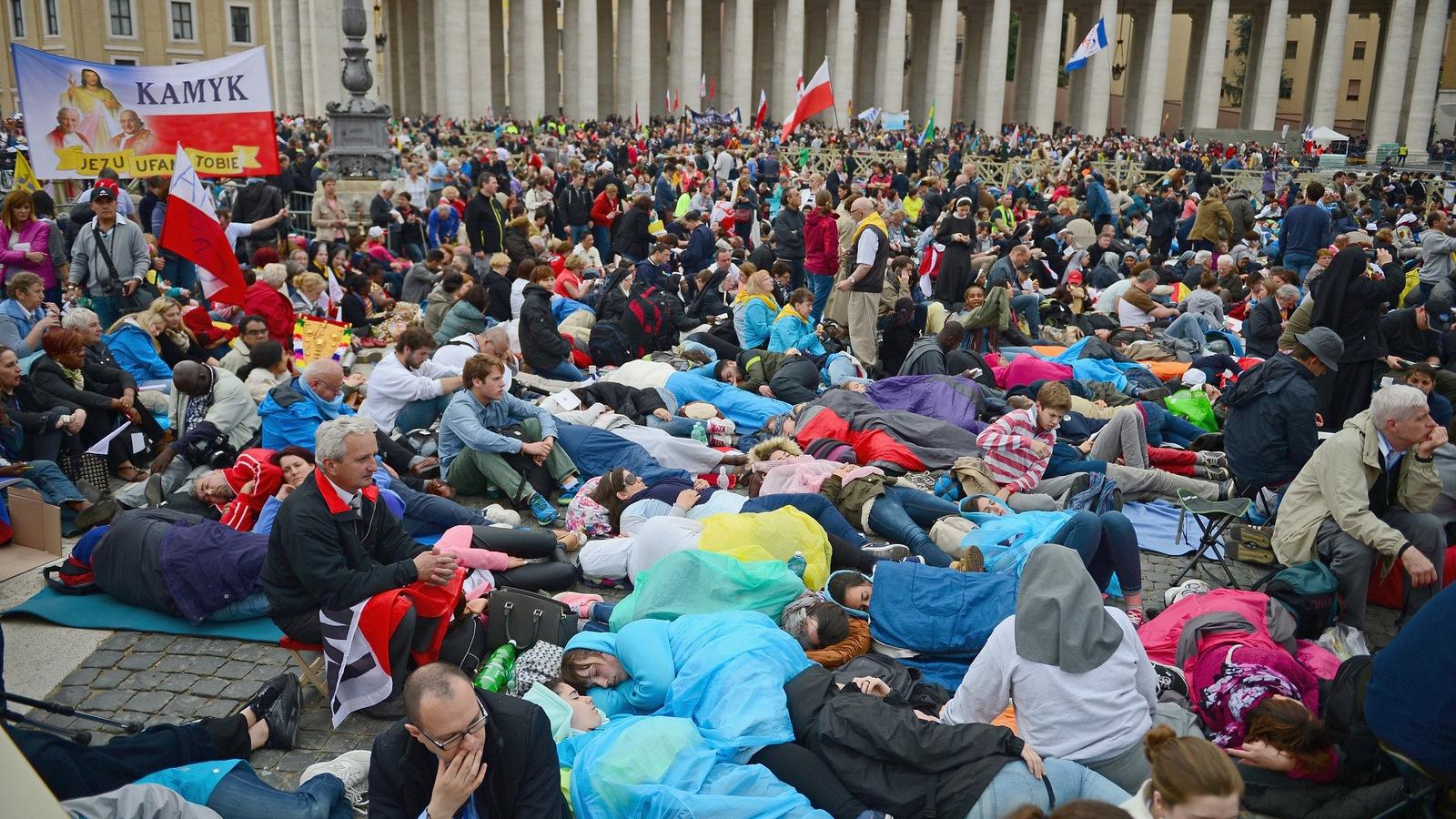 Zarándokok a Szent Péter téren. Fotó: Jeff J Mitchell/Getty Images