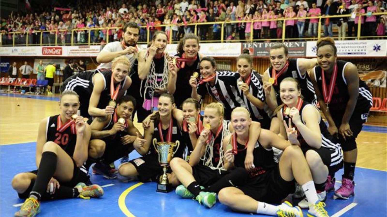 A bajnok PINKK Pécsi 424 csapata az NB I női kosárlabda, PEAC-Pécs - PINKK Pécsi 424 mérkőzés végén a pécsi Lauber Dezső Sportcs