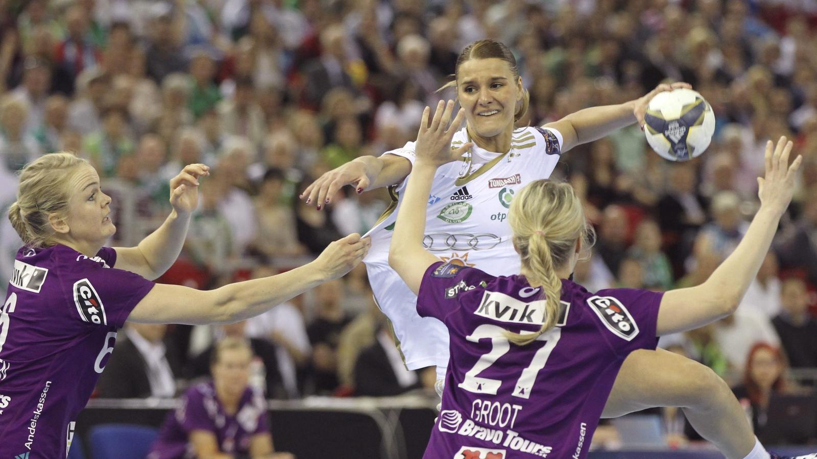 A győriek játékosa, Katarina Bulatovics dob kapura a dán Stine Jörgensen (b) és Cornelia Nycke Groot között az MVM női kézilabda