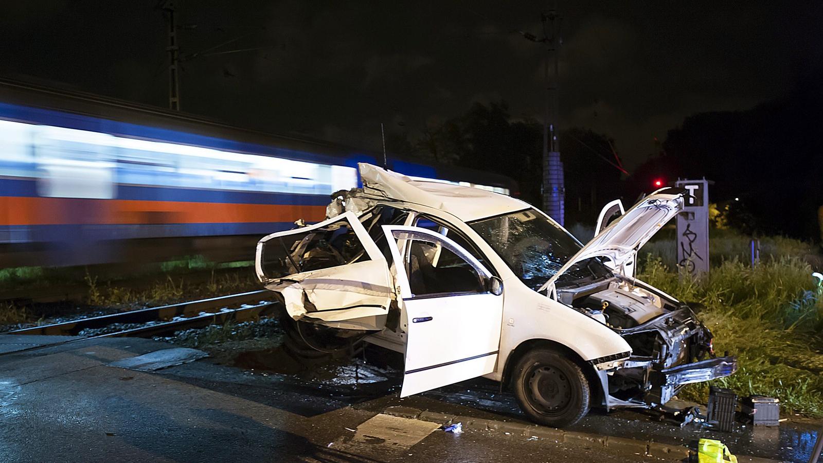 Összeroncsolódott autó a főváros XVII. kerületében a rákosligeti vasúti átjáróban, ahol a Budapestről Miskolcra tartó sebesvonat