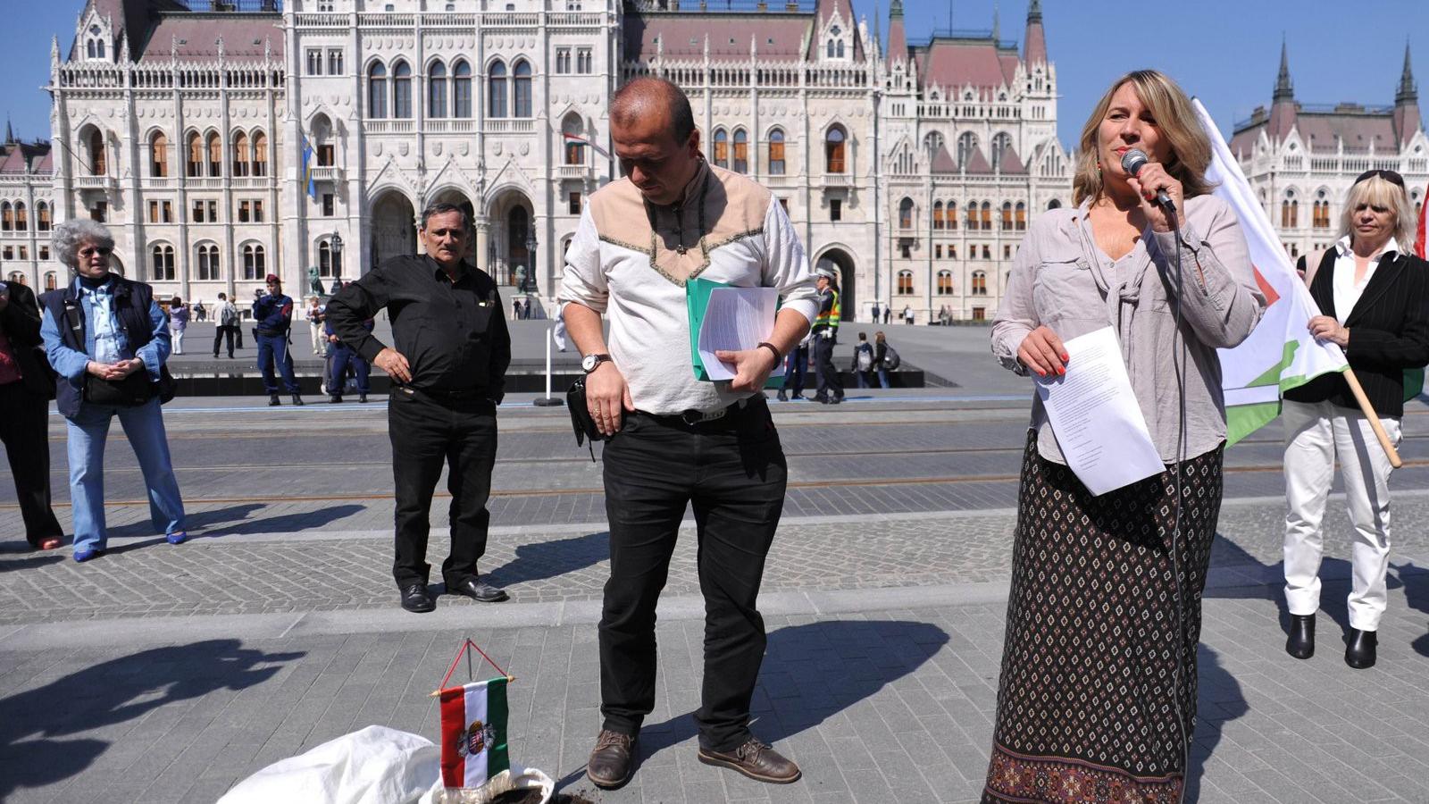 Nemcsak a föld, a szög is kibújt a zsákból – Gaudi-Nagy mellett Morvai Krisztina, a Jobbik listavezetője a keddi tüntetésen FOTÓ