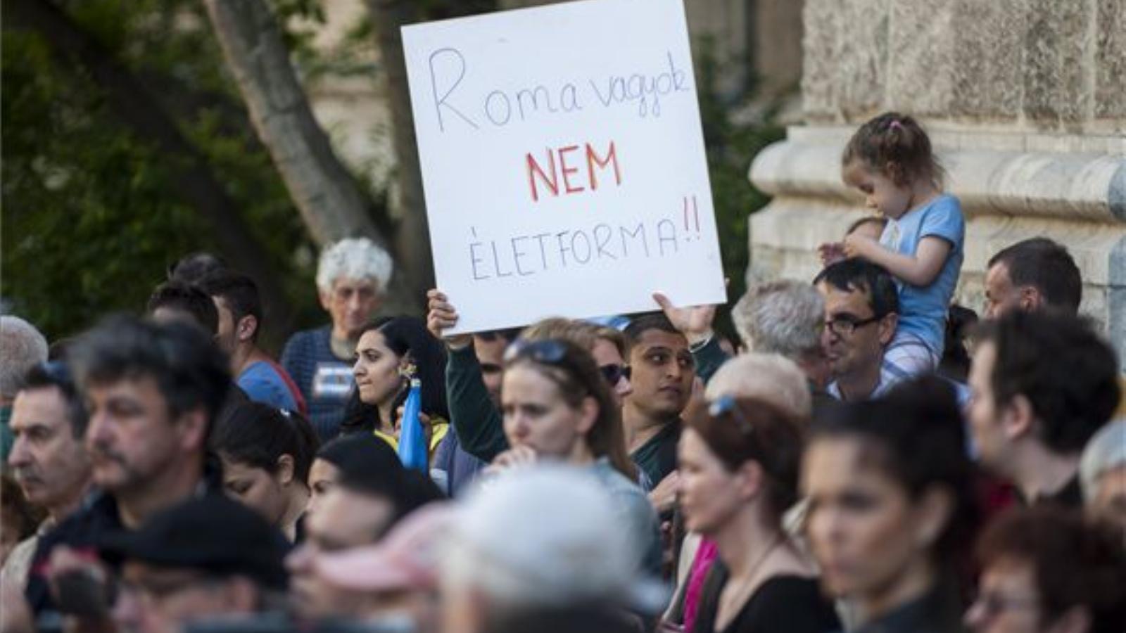  Egy résztvevő Roma vagyok nem életforma! feliratú táblát tart a kezében az Antirasszista akció elnevezésű békés tiltakozáson Bu