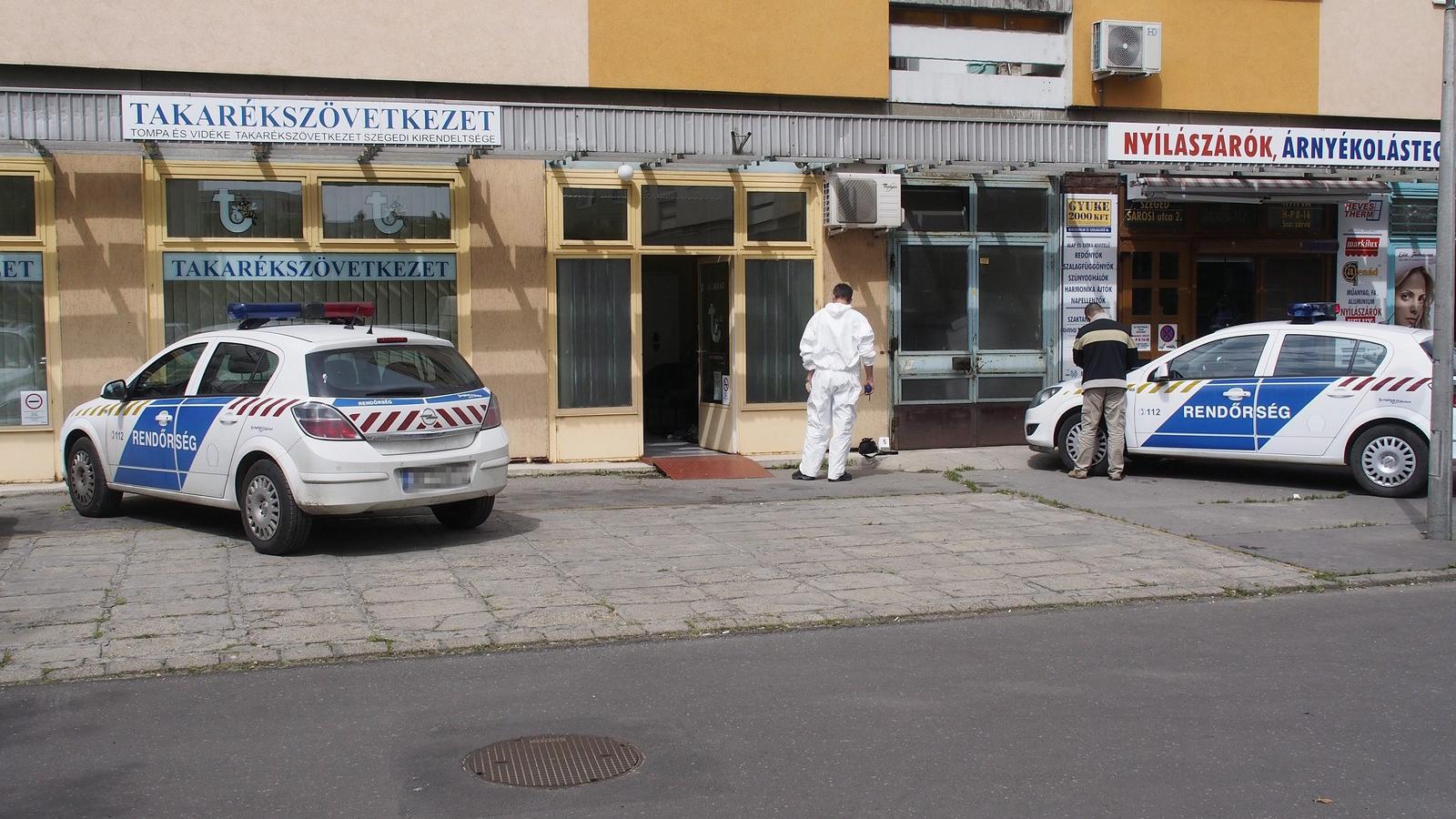 Bűnügyi helyszínelők Szegeden, a Sárosi utcában lévő takarékszövetkezeti fióknál, amelyet egy ismeretlen férfi az arcát eltakarv