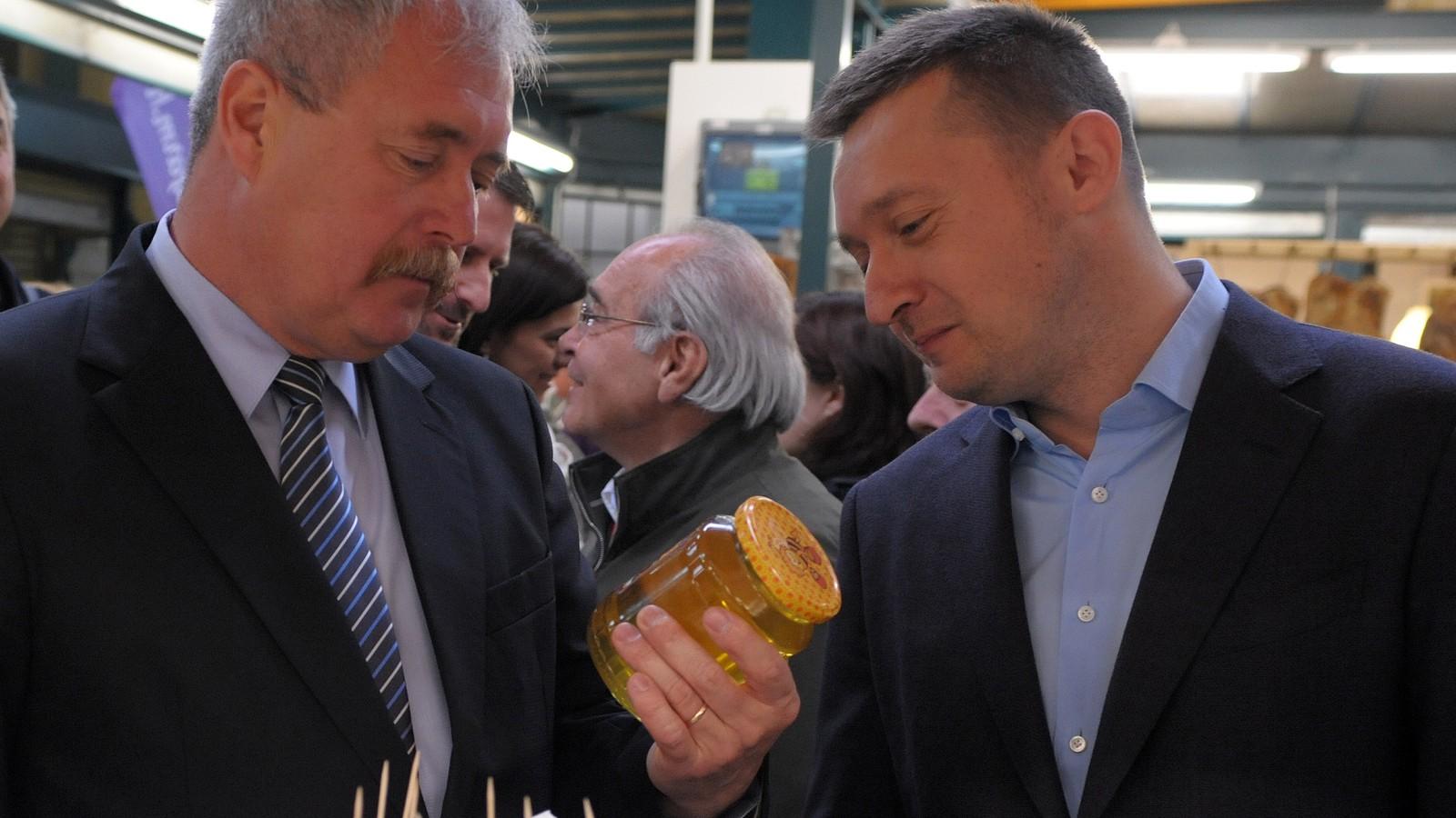 Fazekas Sándor vidékfejlesztési miniszter és Rogán Antal, a Belváros polgármestere a Hold utcai vásárcsarnok megnyitóján