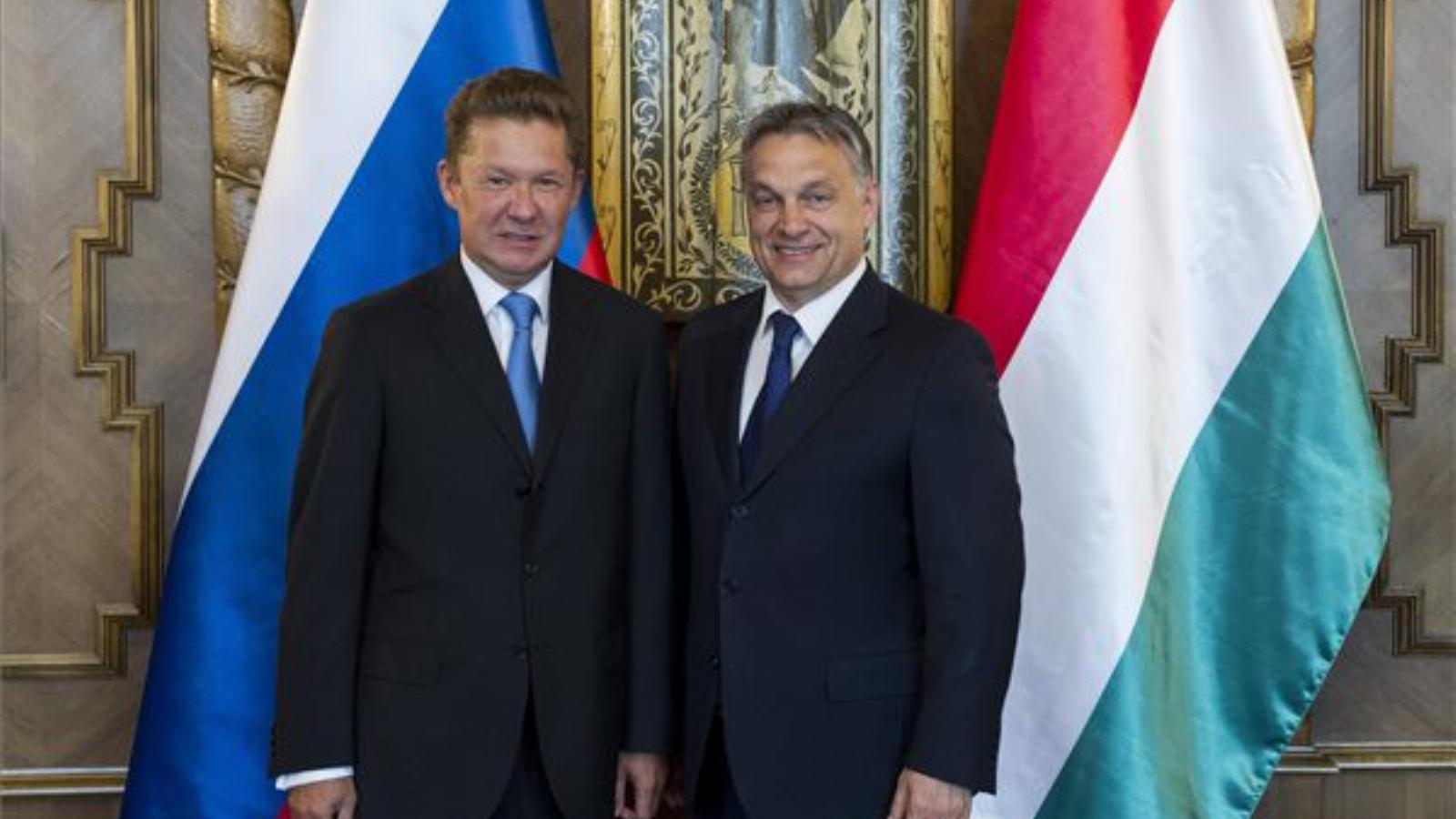 A Miniszterelnöki Sajtóiroda által közreadott képen Orbán Viktor miniszterelnök (j) és Alekszej Miller, a Gazprom vezérigazgatój