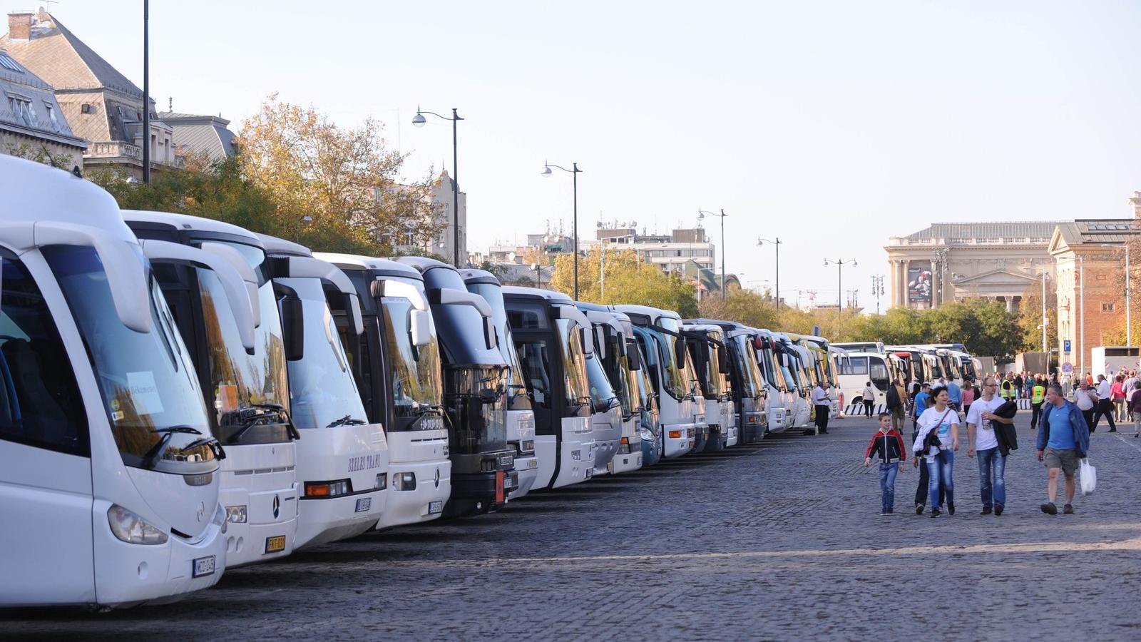 Buszok várják a Békemenet résztvevőit a parkolóban. Fotó: Vajda József, Népszava.