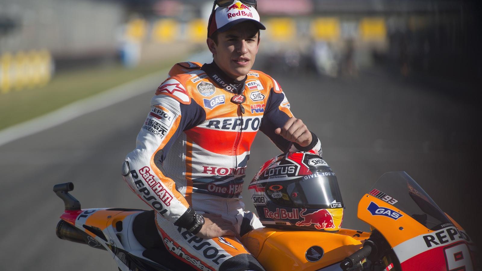 Marc Marquez a jerezi pályán pózol gépével a Moto GP spanyol futama idején, 2014. május 1-én. Fotó: Mirco Lazzari gp/Getty Image