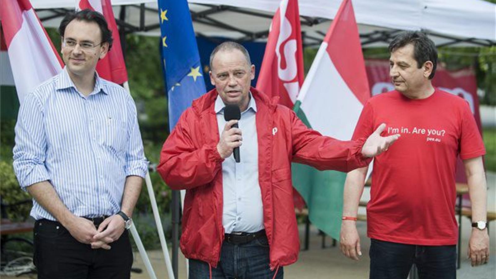 Szanyi Tibor, az MSZP EP-listavezetője (k), Kolozs András EP-képviselőjelölt (b) és Király József, az MSZP Bács- Kiskun megyei e