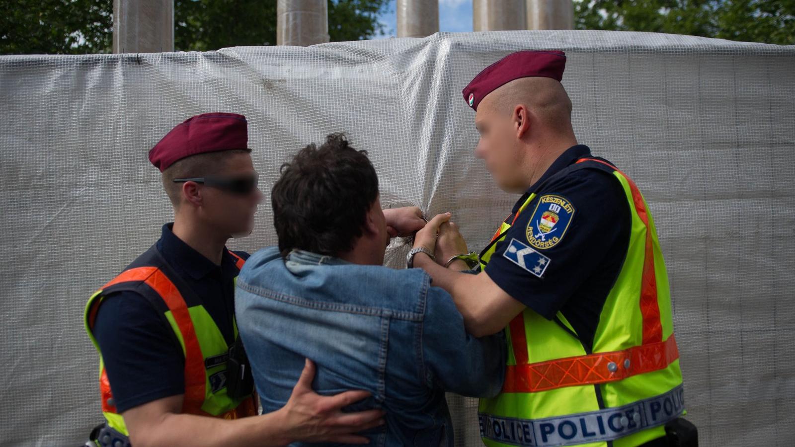 De nem verték bilincsbe. A május 9-i felvételen Rózsa Mihály, a tüntetők egyikével szemben intézkednek a rendőrök.  FOTÓ: BIELIK