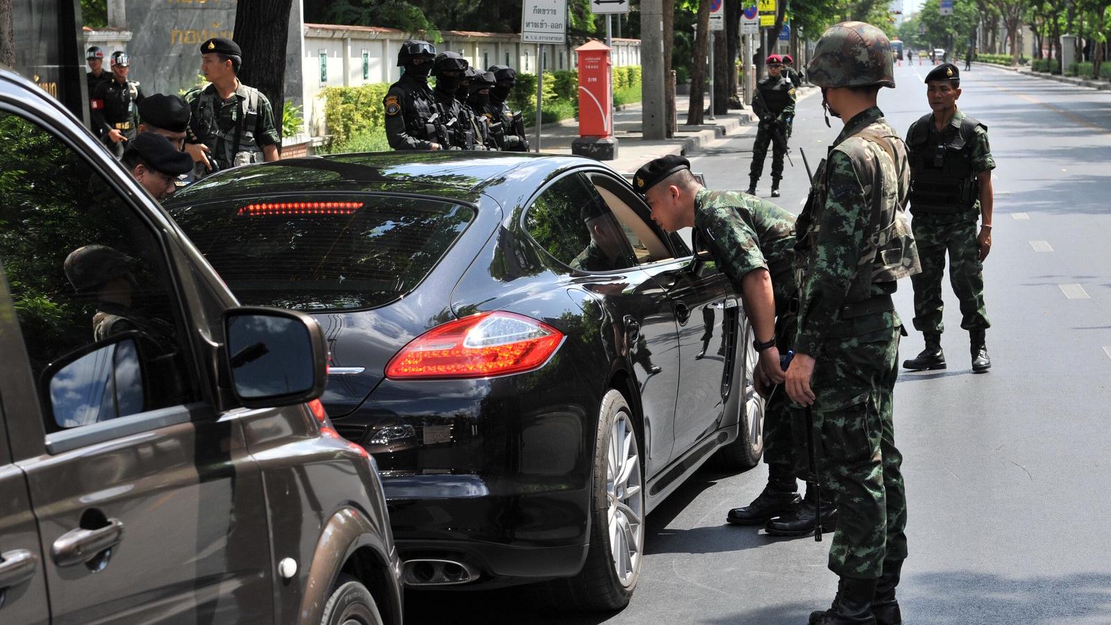 Thaiföld, Bangkok 2014 május 23. Katonák ellenőrzik a járműveket  Fotó: Rufus Cox Getty Images