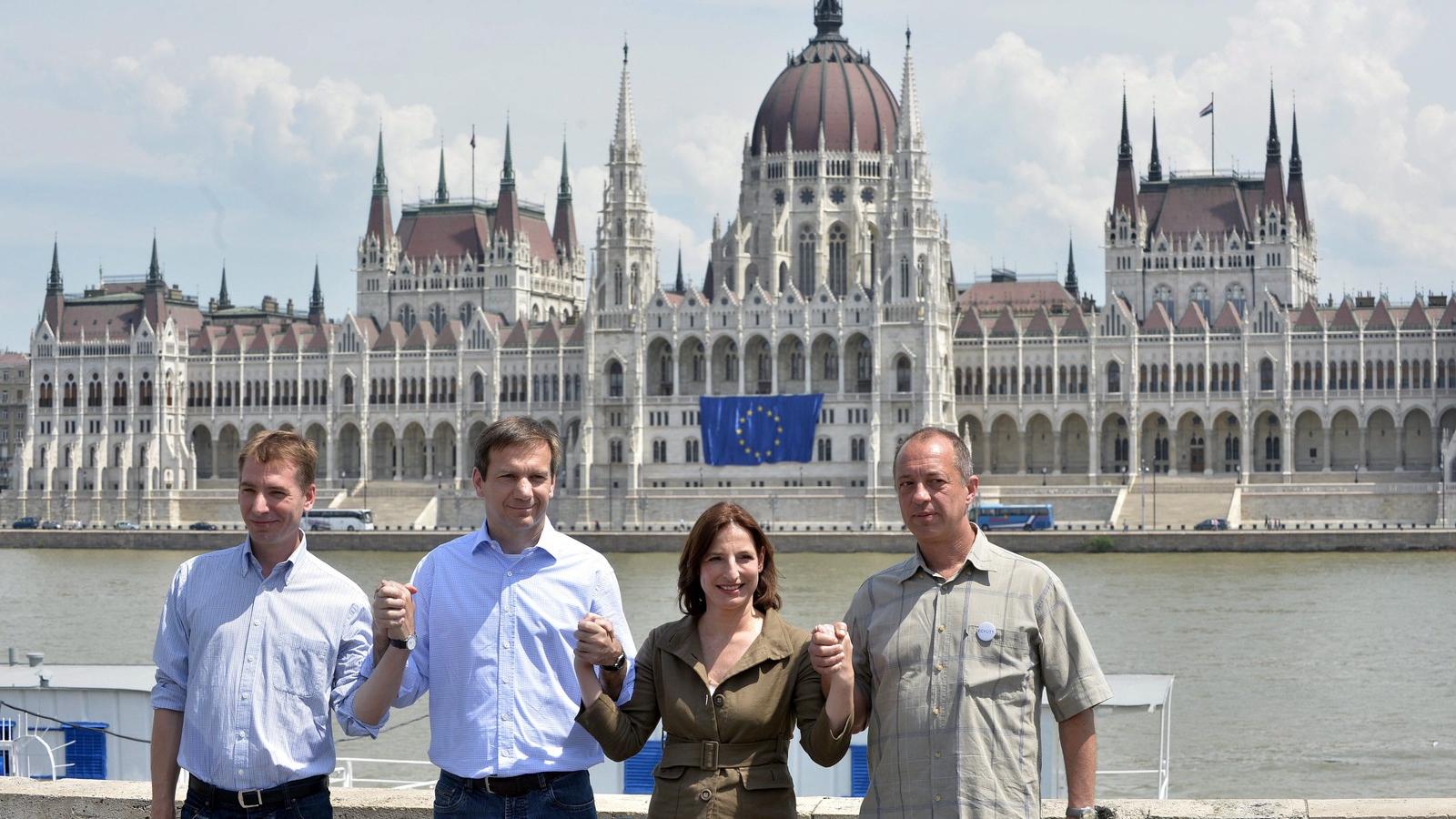 Bajnai Gordon (b2), Jávor Benedek (b), Szelényi Zsuzsanna és Krasztev Péter. A háttérben az Együtt-PM képviselői egy hatalmas un