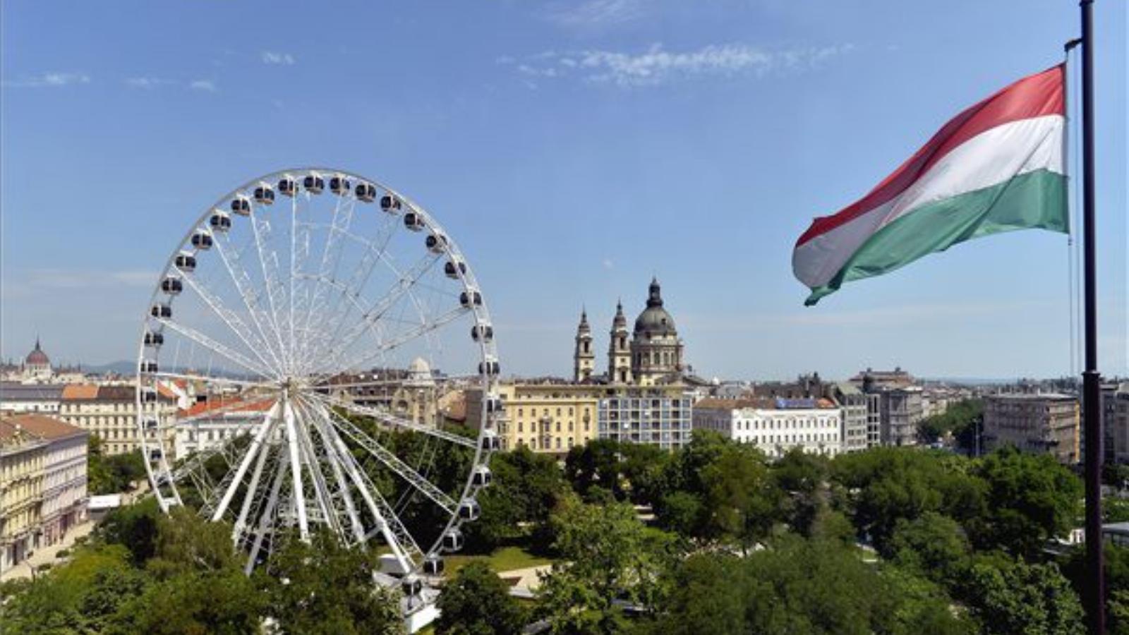 A Sziget Eye nevű óriáskerék a fővárosi Erzsébet téren 2014. május 26-án. A 65 méter magas óriáskereket az idén nem szállítják k