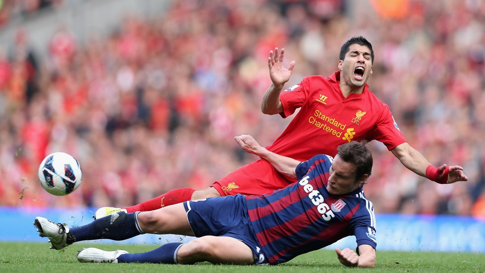 Dean Whitehead és Luis Suarez összecsapása. Fotó: Clive Brunskill, Getty Images.