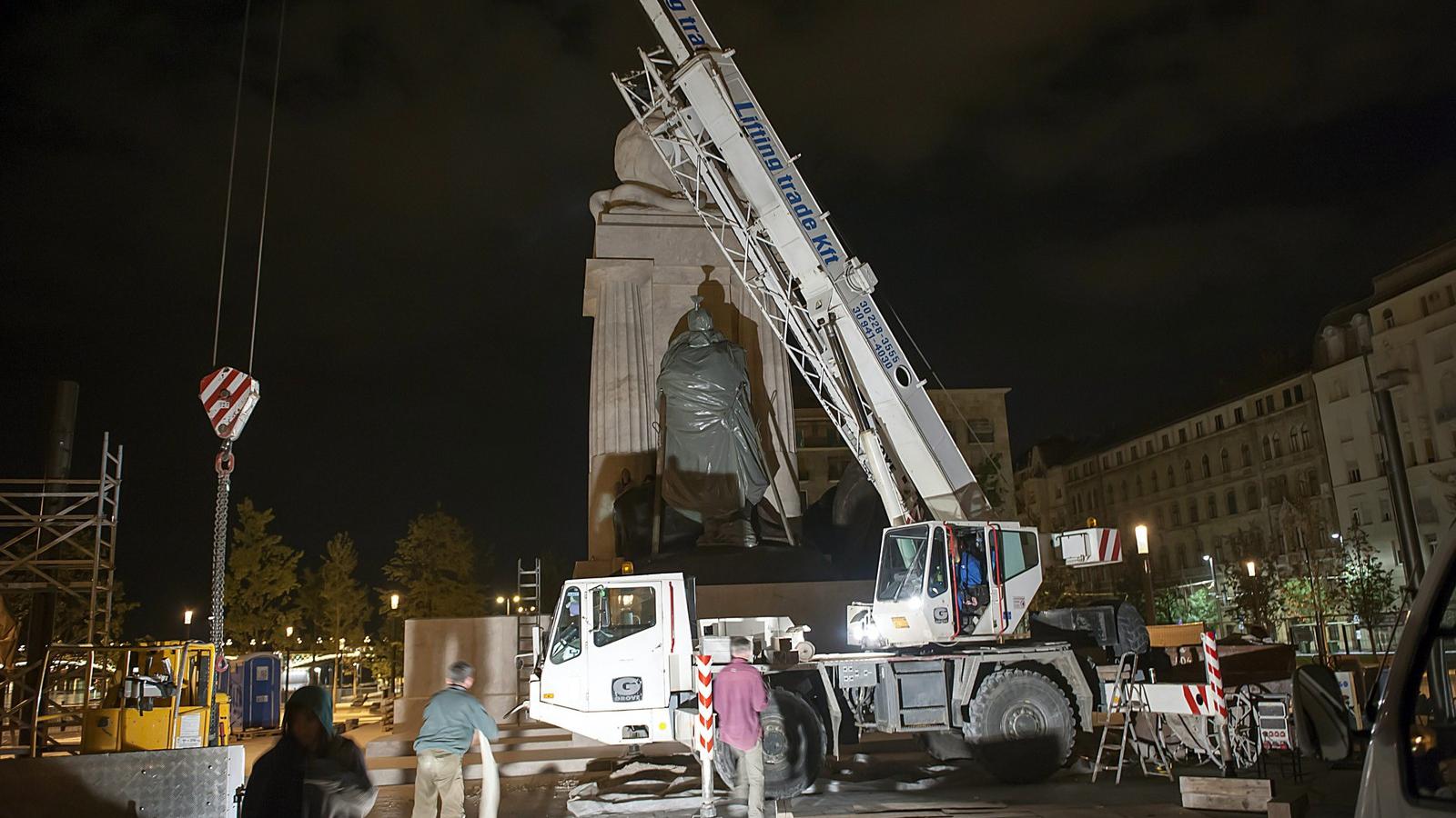 Helyére emelték a Kossuth téren a Tisza István-emlékmű főalakját – emiatt késik a Szabadság téri szoboravató? FOTÓ: MTI/LAKATOS 