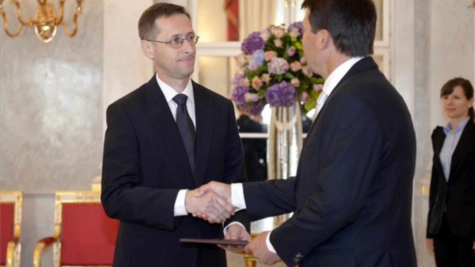 Áder János köztársasági elnök (j) átadja a kinevezési okmányt Varga Mihály nemzetgazdasági miniszternek.