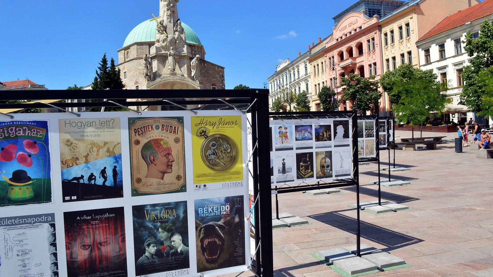 Kiposztolva címmel nyílt kiállítás a találkozó keretében a Széchenyi téren a most záruló színházi szezon bemutatóinak plakátjaib