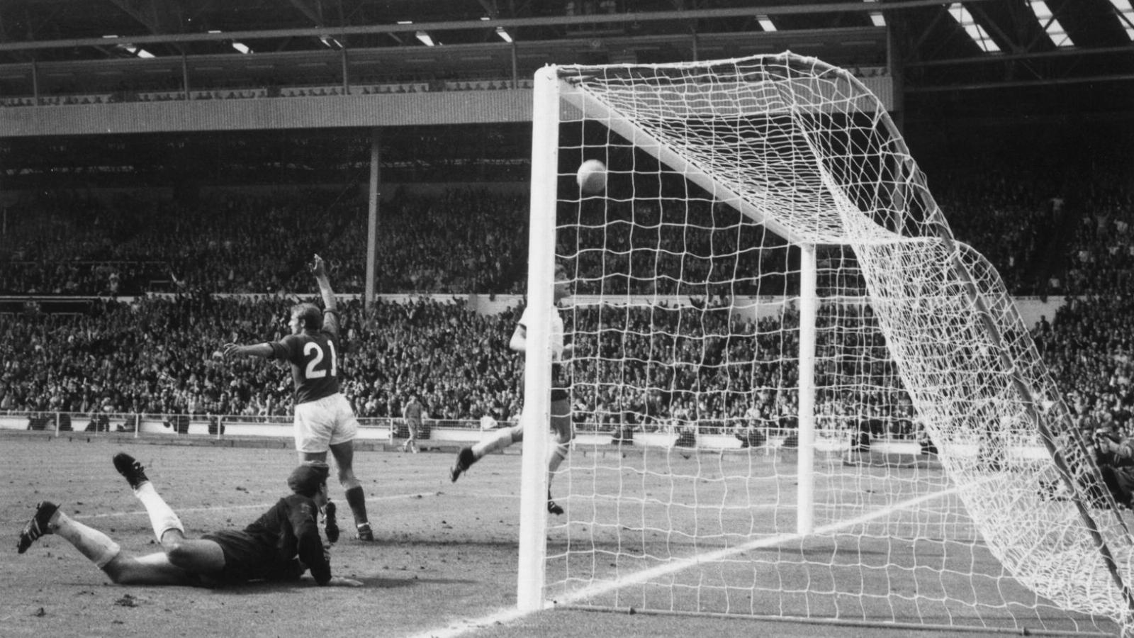 Geoffrey Hurst máig vitatott gólja az 1966-os Anglia-NSZK döntőben. Fotó: Gettyimages.