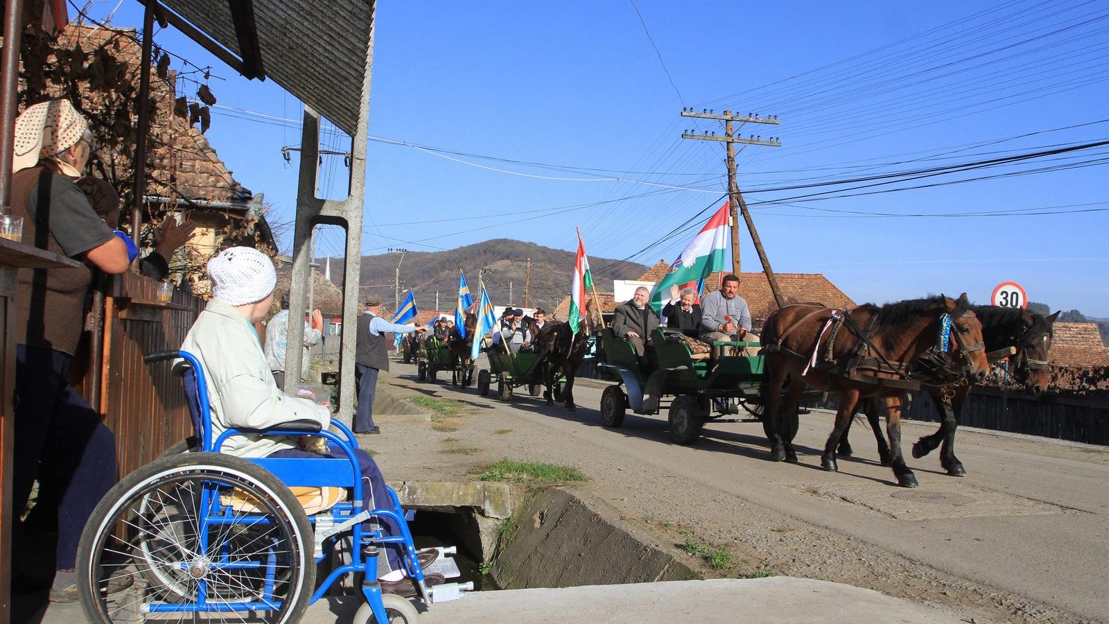 A magyar és székely zászlót vivő szekérkaraván a Maros megyei Makfalván halad át úton a nagy menetelésre FOTÓ: MTI/BODA L. GERGE