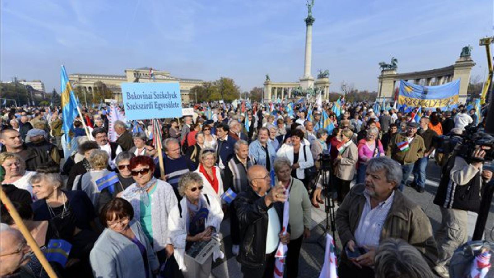  Résztvevők gyülekeznek a Hősök terén a Székelyek nagy menetelése elnevezésű, a háromszéki rendezvénnyel egy időben megrendezésr