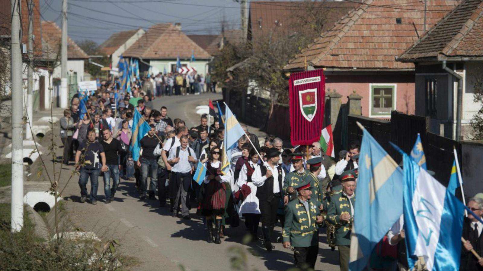 Összeért a tüntetők menetoszlopa az 54 km-es szakaszon, soha ennyien nem vonultak utcára a Székelyföldön FOTÓ: MTI/KOSZTICSÁK SZ