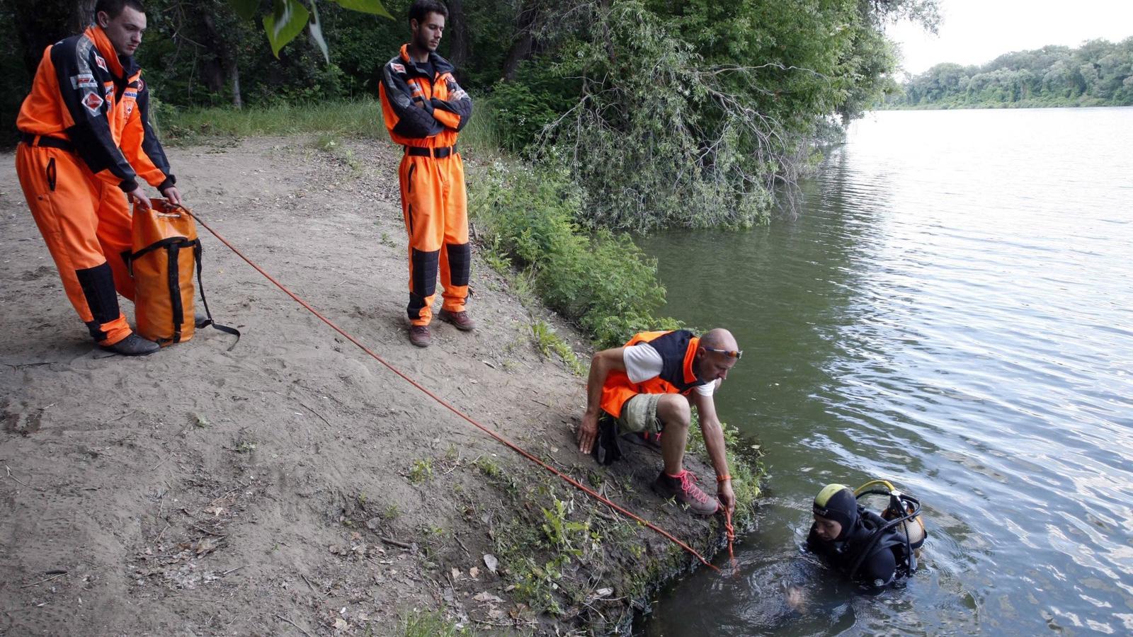 A nyár egyik legutóbbi áldozata: a miskolci Spider mentőcsoport tagjai keresnek egy vízbe fulladt horgászt a Tiszában, Tiszabábo