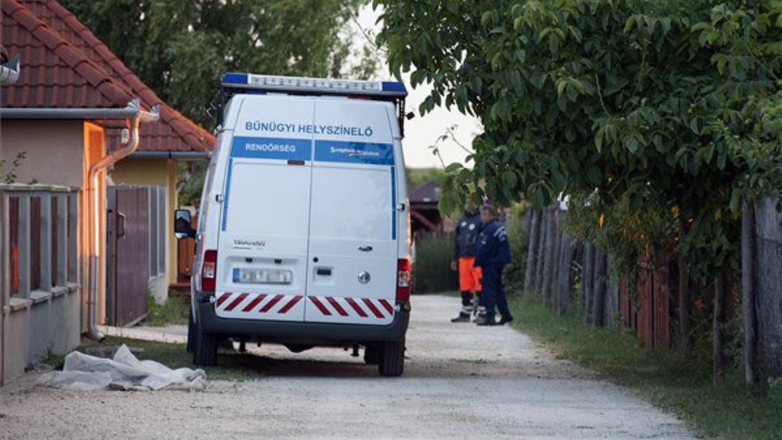 Bűnügyi helyszínelők Gyömrőn az Öreghegyi úton, ahol Gáspár Krisztián gyömrői önkormányzati képviselő családi házának teraszán t
