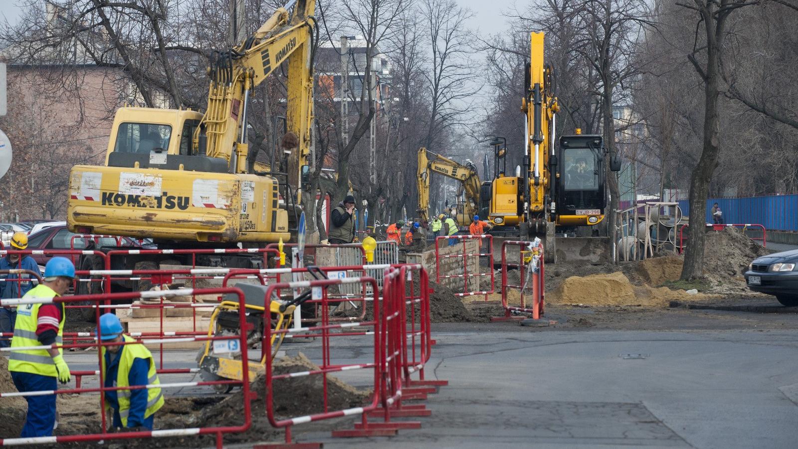 Az önkormányzati közműcégek egyre nehezebben gazdálkodnak a rezsicsökkentések miatt. Fotó: Vajda József/Népszava