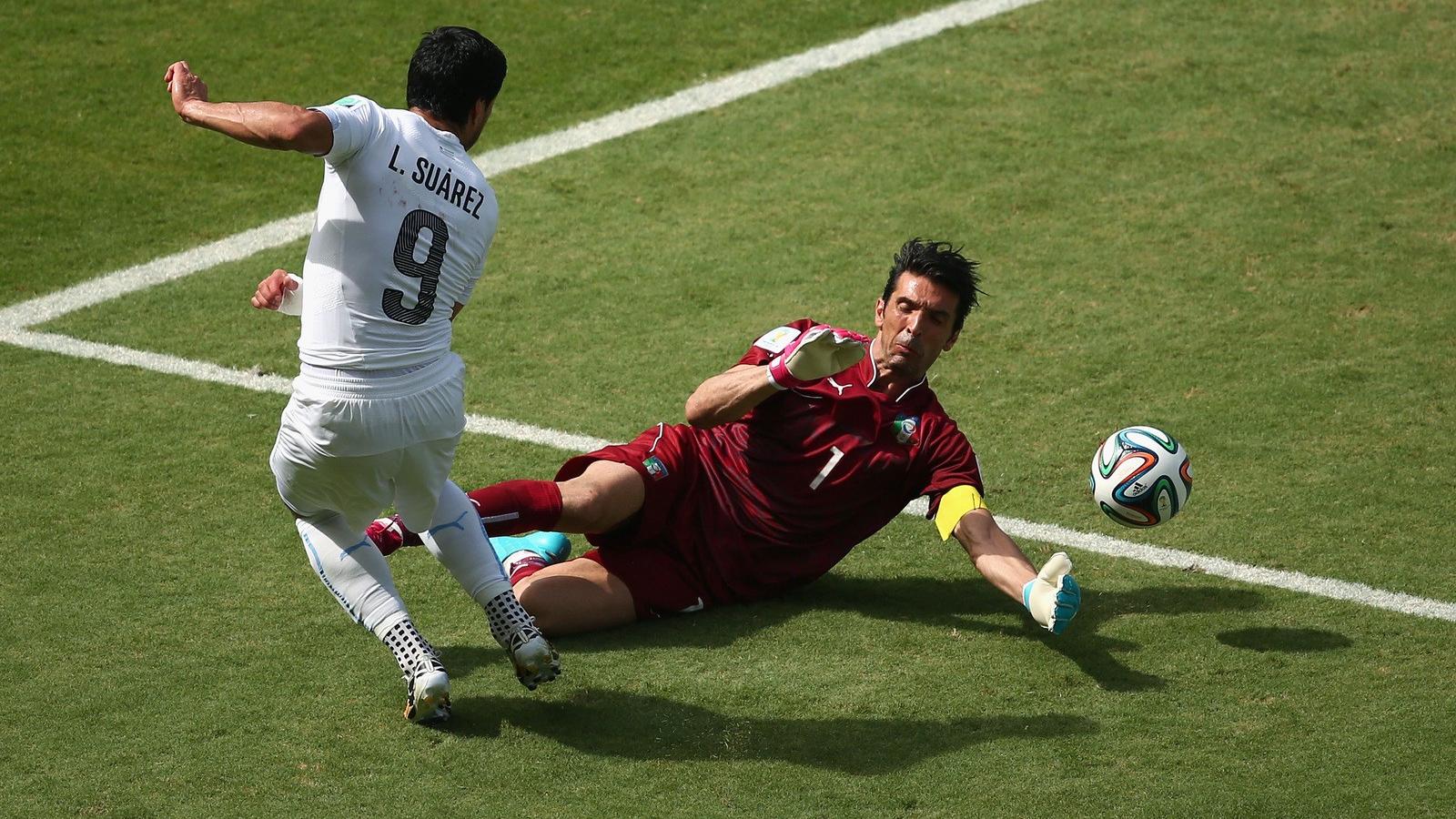 Buffon túljárt Suárez eszén, mégis az uruguay-i örülhet - egyelőre... Fotó: Gettyimages