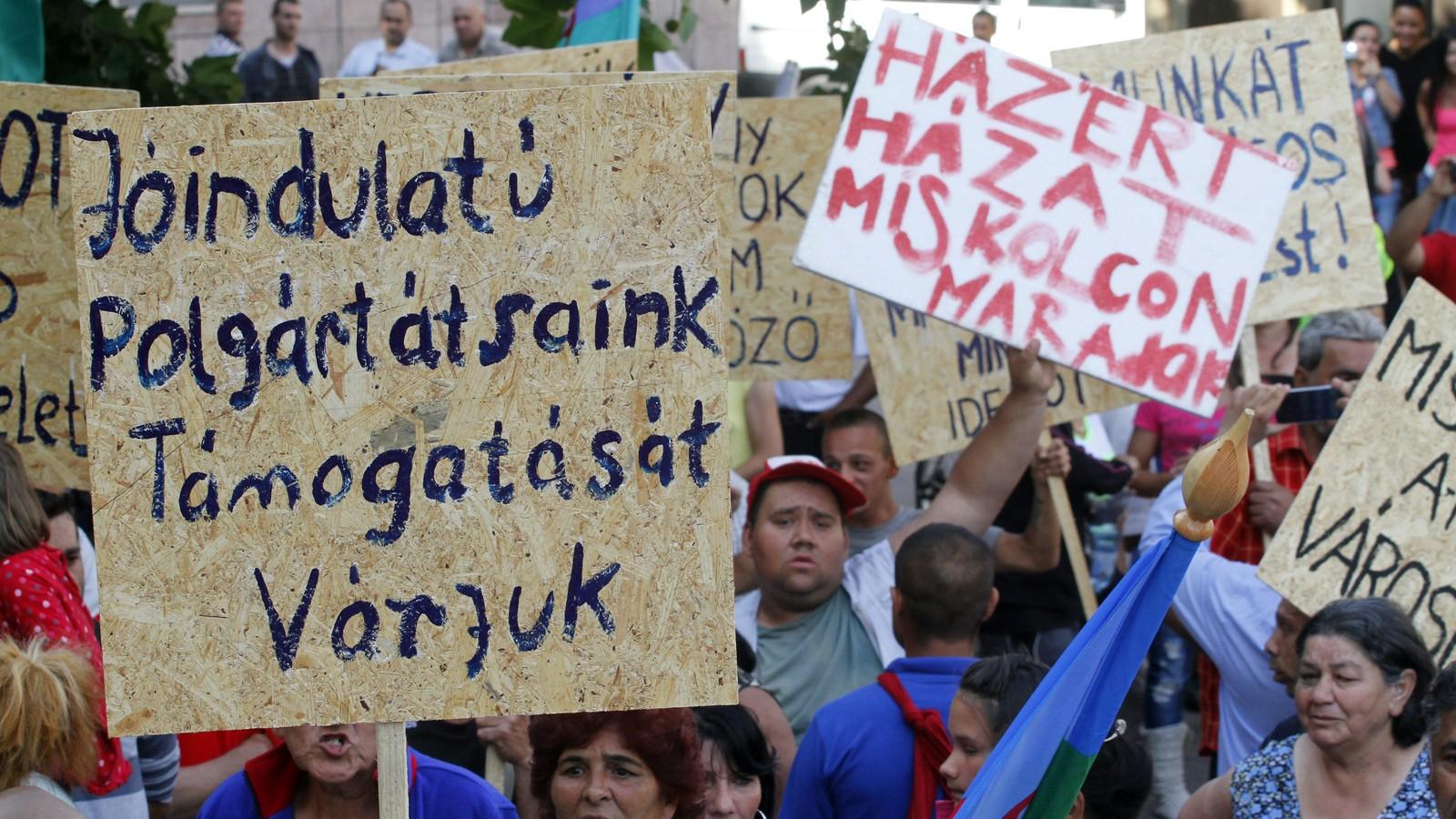 Résztvevők transzparensekkel a roma önkormányzat miskolci demonstrációján. MTI Fotó: Vajda János