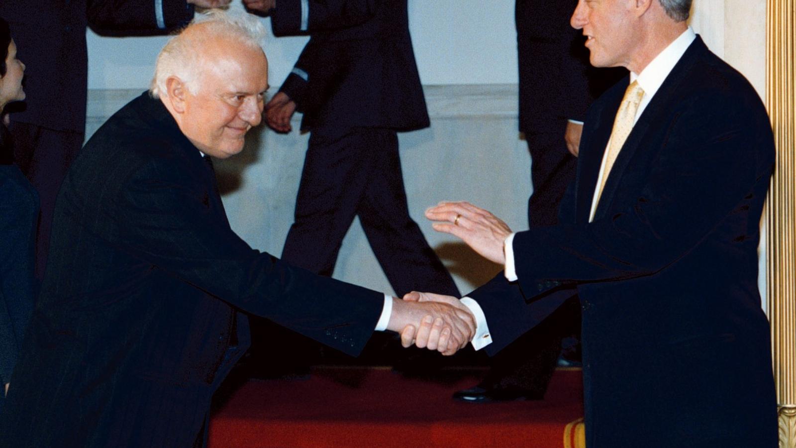 Eduard Sevarnadze és Bill Clinton a NATO megalakításának 50. évfordulóján rendezett fogadáson, 1999-ben. Fotó: Getty Images.