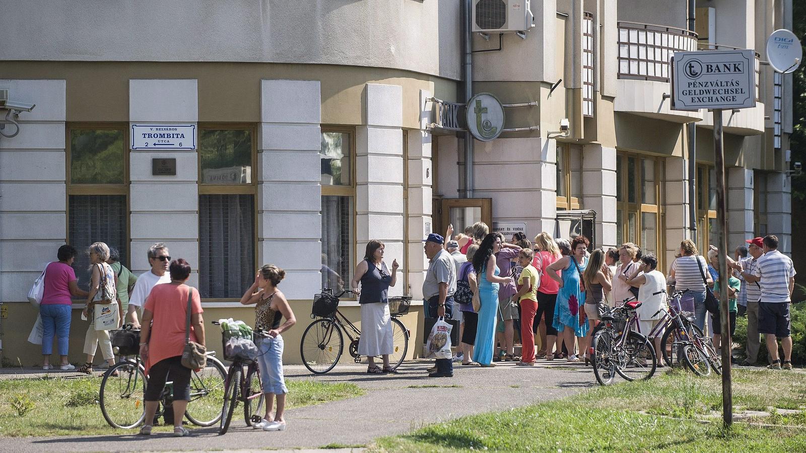 Tanácstalan ügyfelek egy kecskeméti fiók előtt. Fotó Ujvári Sándor/MTI