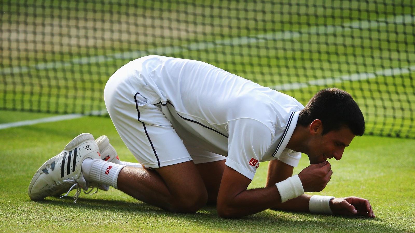 Novak Djokovics fűevéssel (is) ünnepelte wimbledoni diadalát.  Fotó: Al Bello/Getty Images.