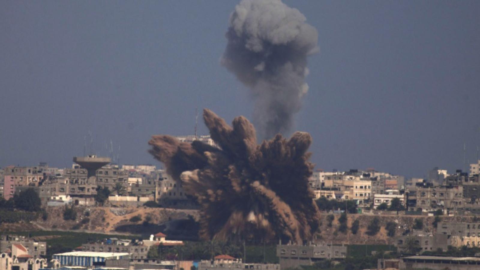 Füstfelhő Gázaváros felett. Izrael legalább 150 célpontot támadott FOTÓ: EUROPRESS/GETTY IMAGES/LIOR MIZRAHI