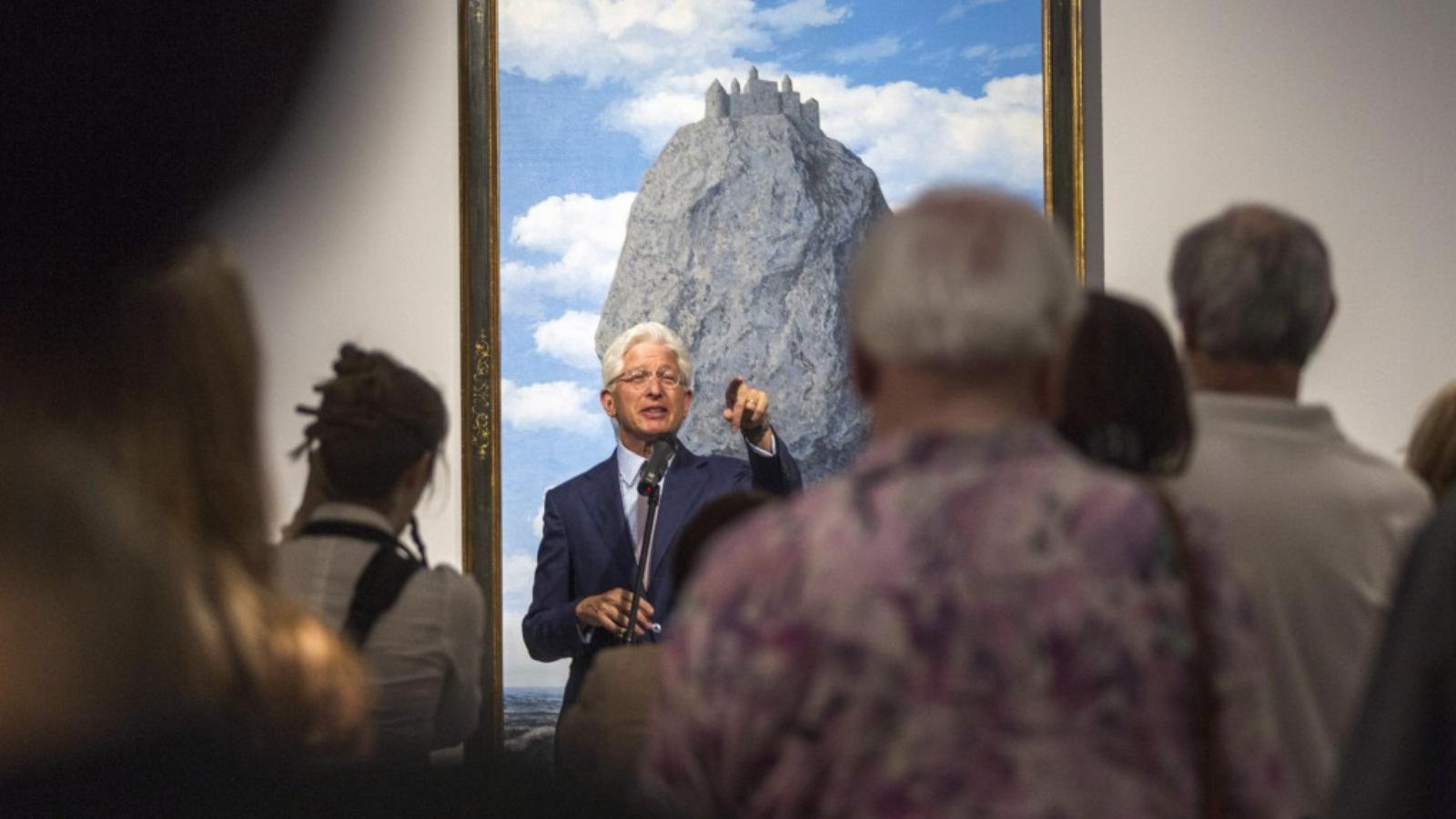 James S. Snyder, az Izrael Múzeum igazgatója René Magritte Kastély
a Pireneusokban című képe előtt