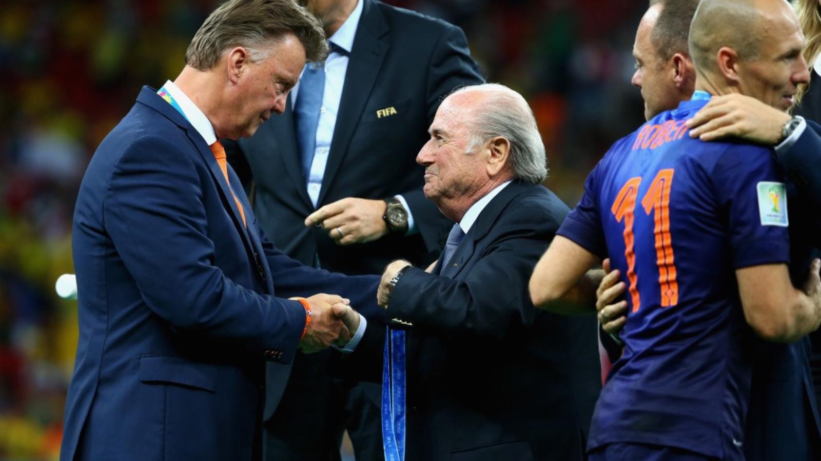 Van Gaal büszkén vette át Sepp Blatter FIFA-elnöktől a harmadik helyért járó bronzérmet FOTÓ: EUROPRESS/GETTY IMAGES/ROBERT CIAN